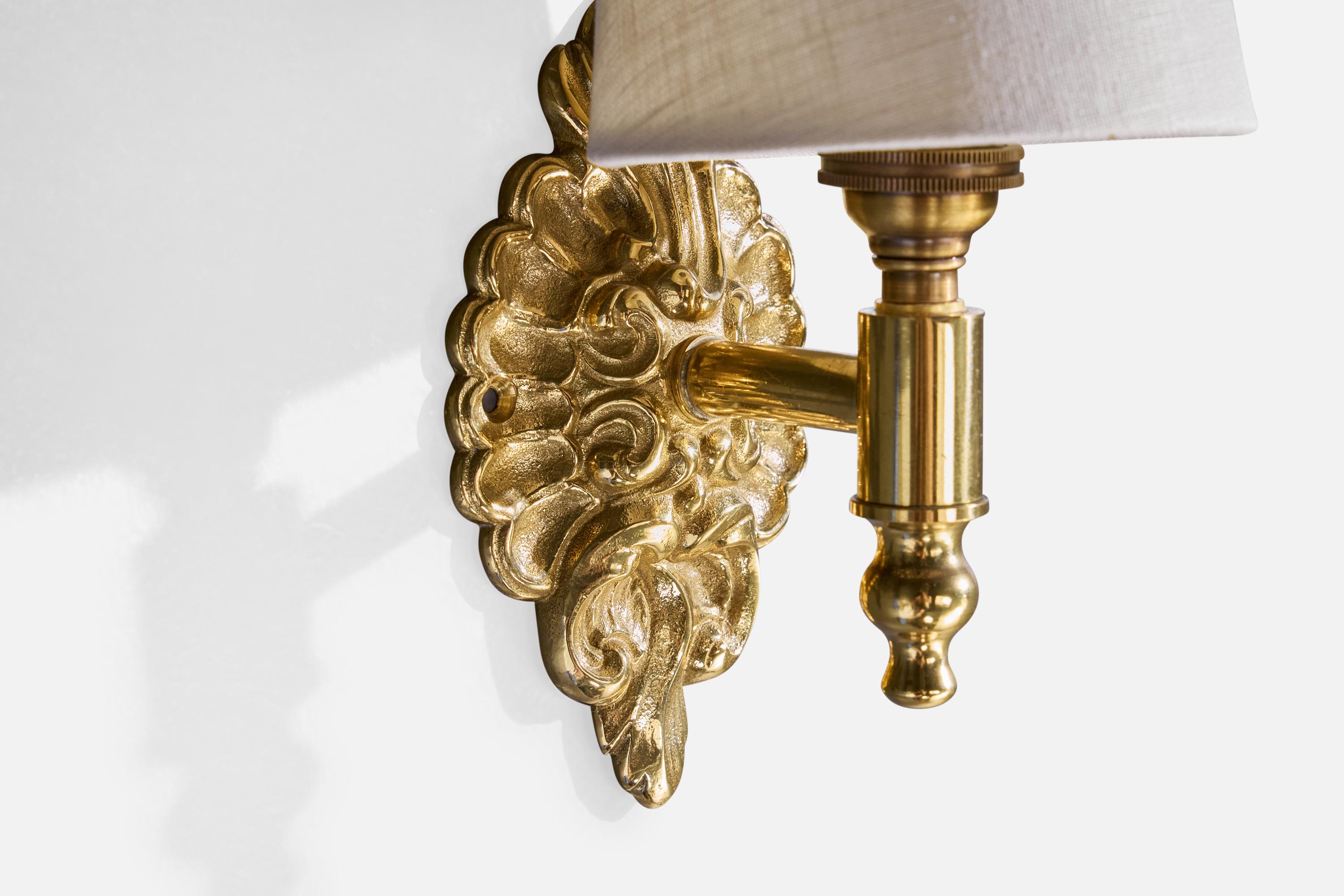 Metà XX secolo Designer francese, lampade da parete, ottone, tessuto, Francia, anni '1950 in vendita