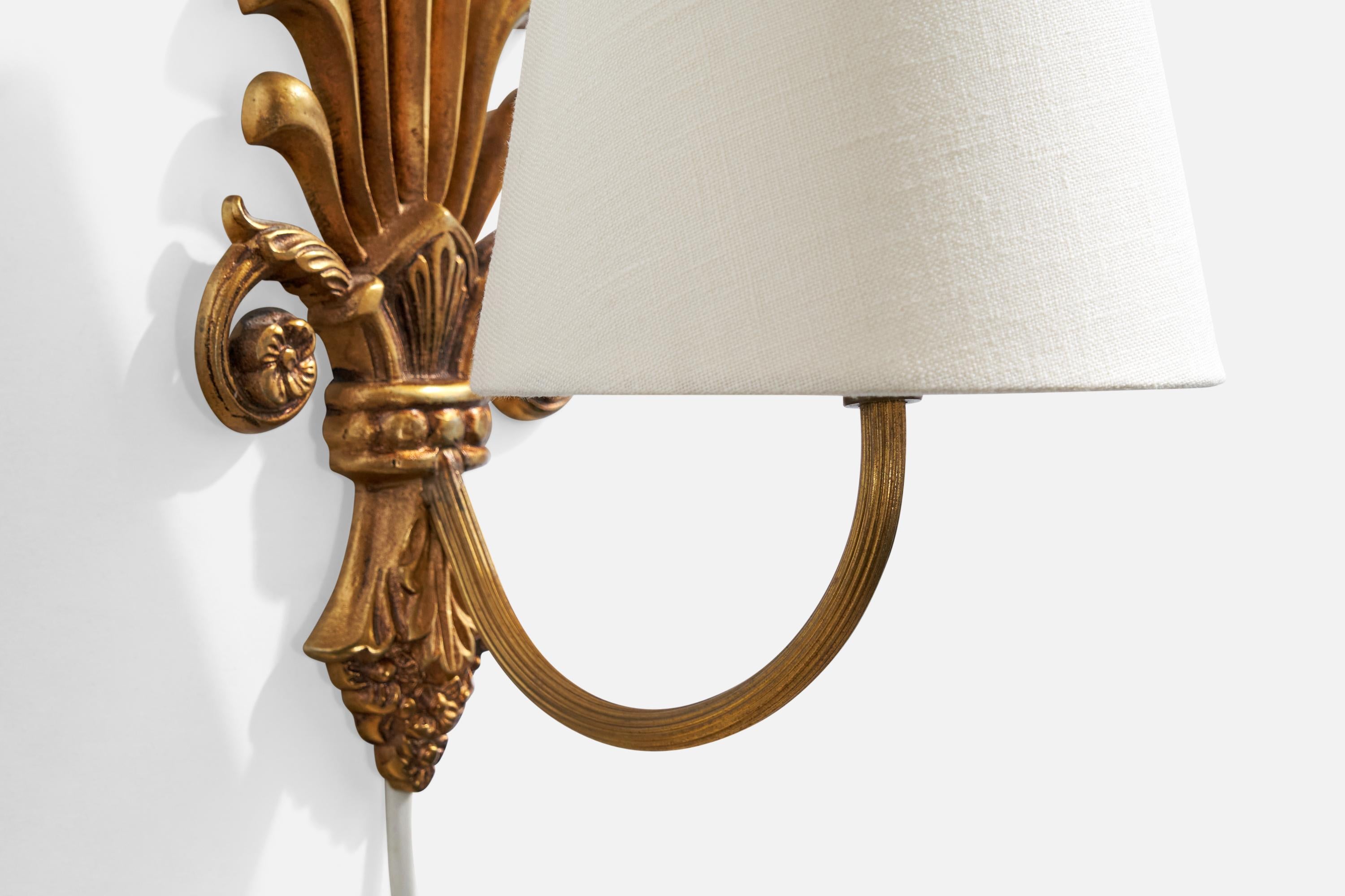 Designer francese, lampade da parete, ottone, tessuto, Francia, anni '1950 in vendita 1