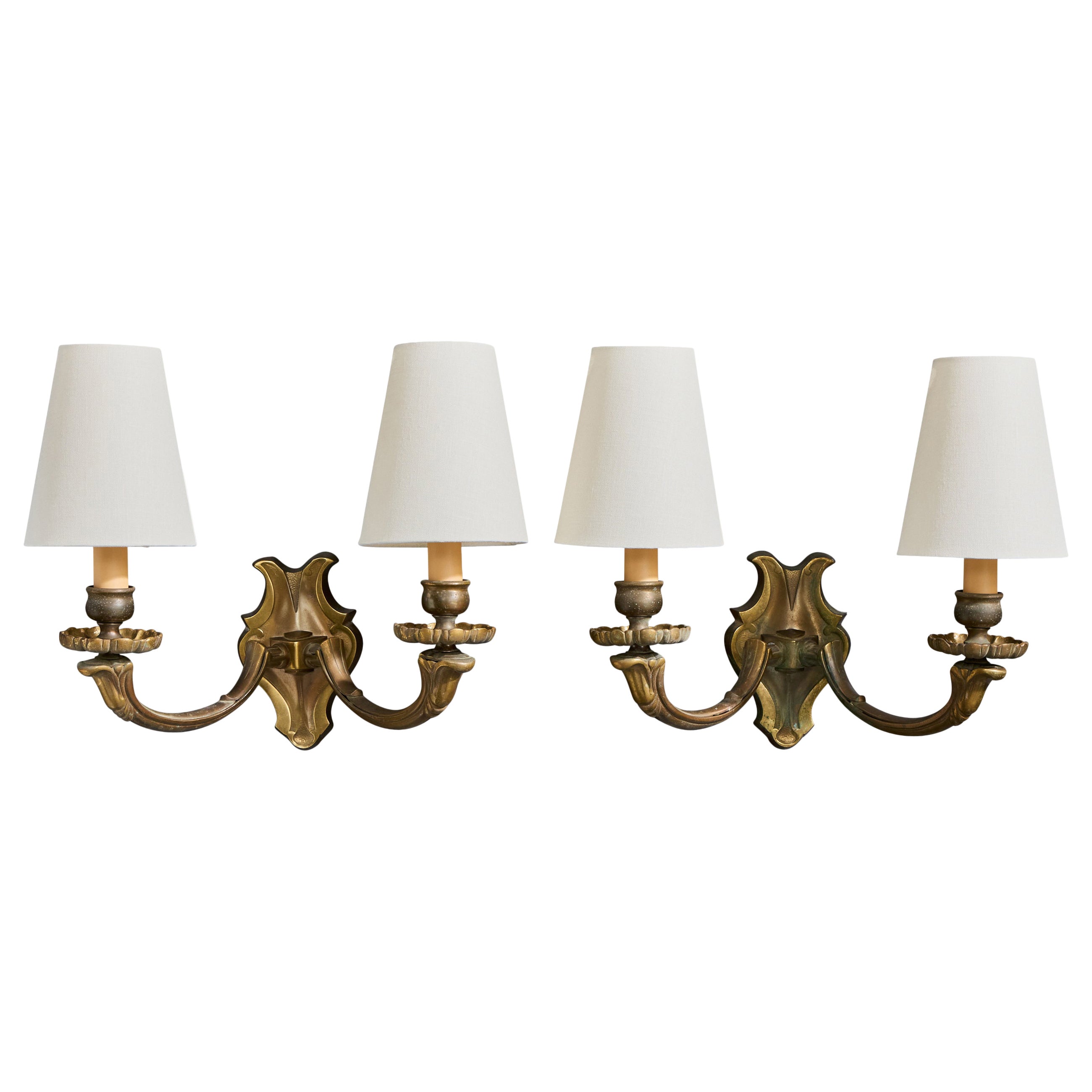 Designer francese, lampade da parete, ottone, tessuto, Francia, anni
1950