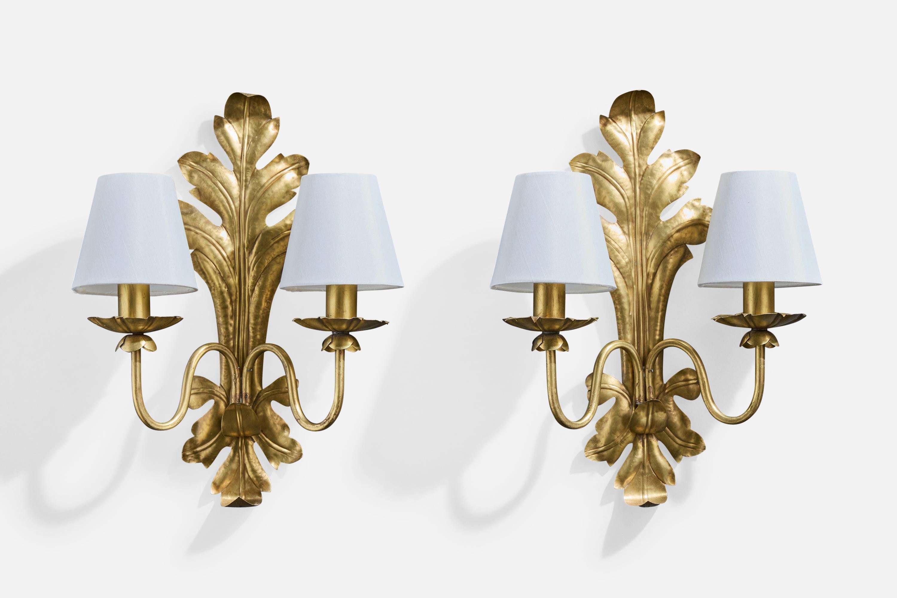 Coppia di applique in ottone e tessuto bianco progettate e prodotte in Francia, anni '1960 circa.

Leggera ossidazione presente in tutto l'ottone. 

Dimensioni complessive (pollici): 16,5 