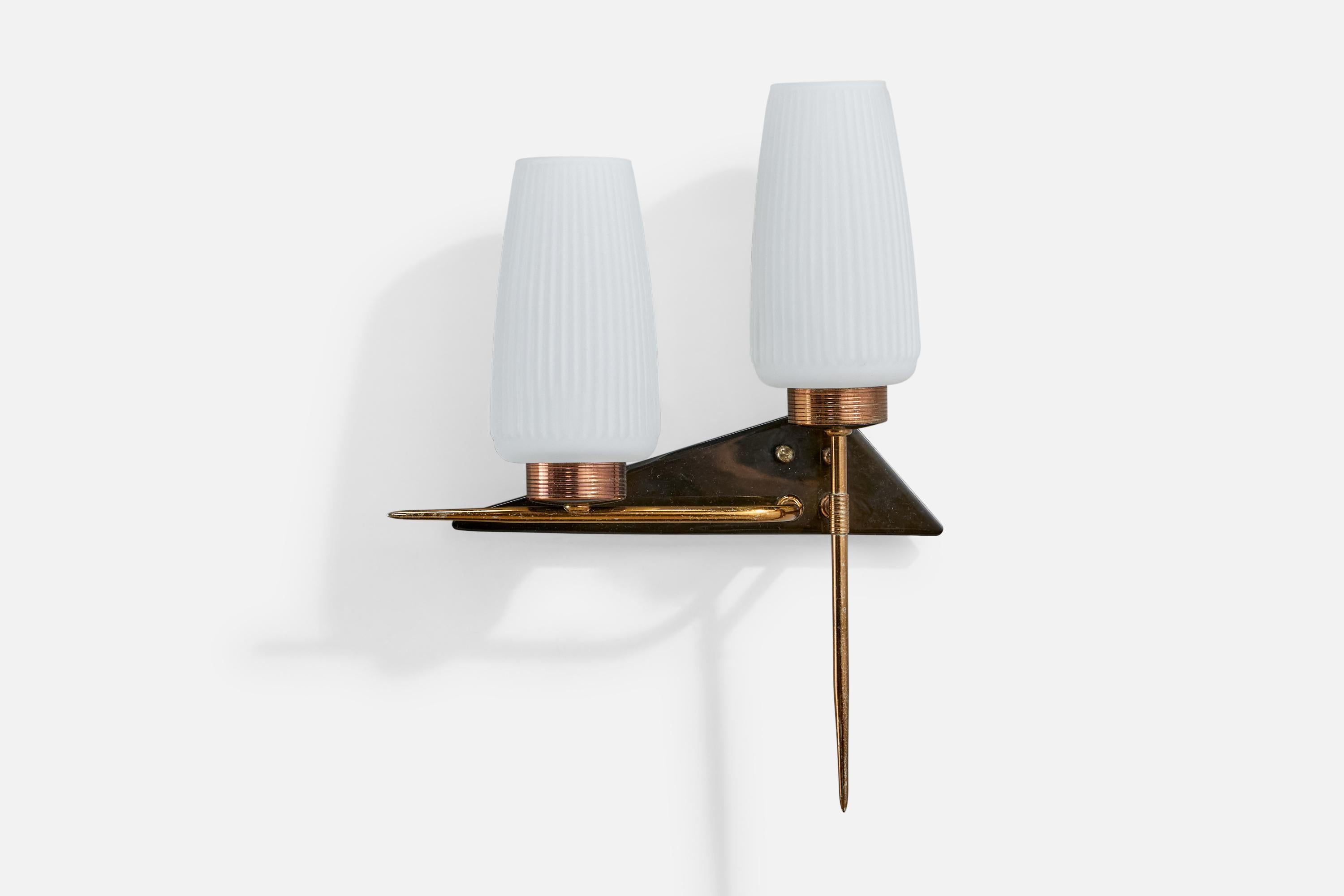 French Designer, Wall Lights, Brass, Glass, Acrylic, France, 1950s In Good Condition For Sale In High Point, NC