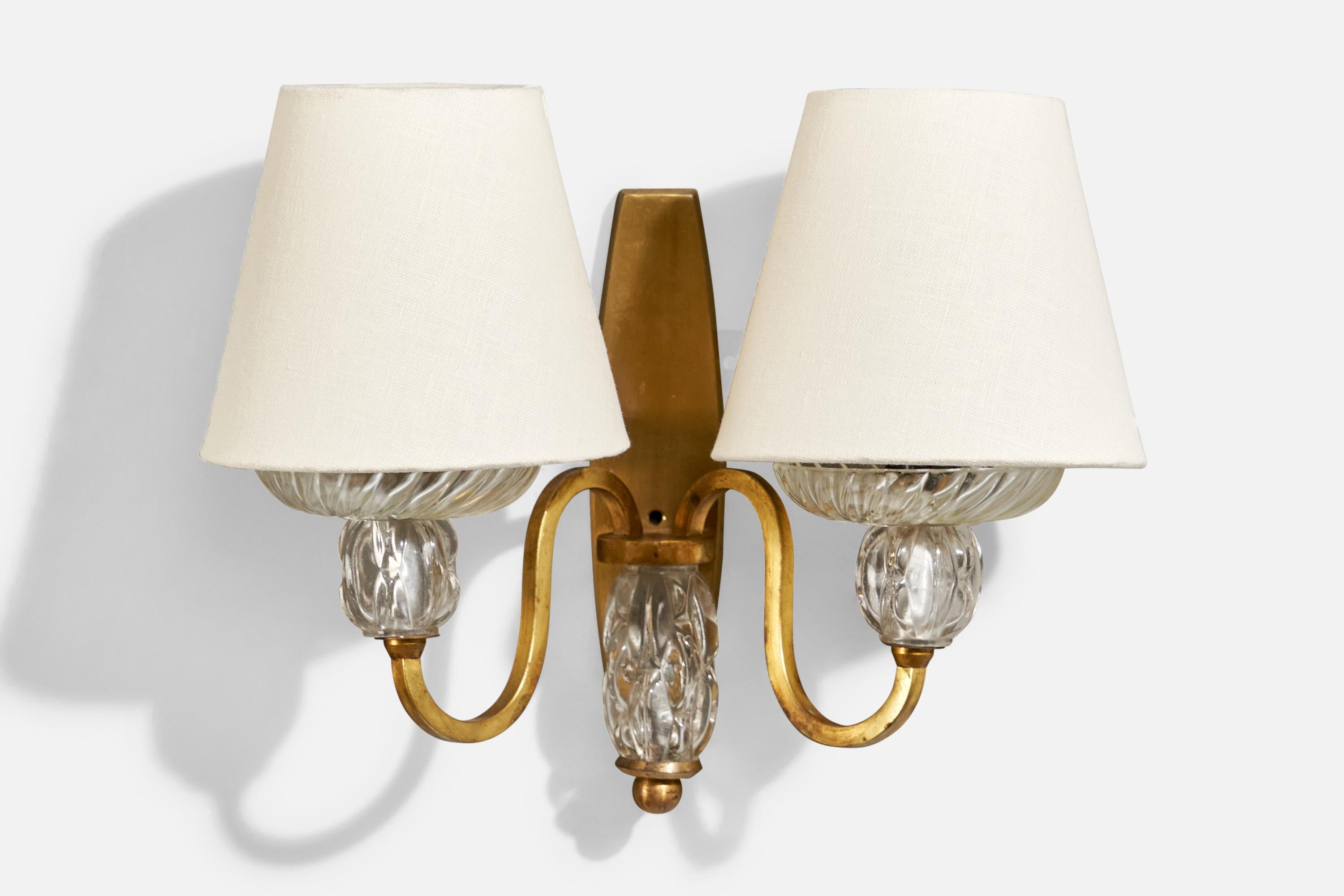 Francese Designer francese, lampade da parete, ottone, vetro, tessuto, Francia, anni '50 in vendita