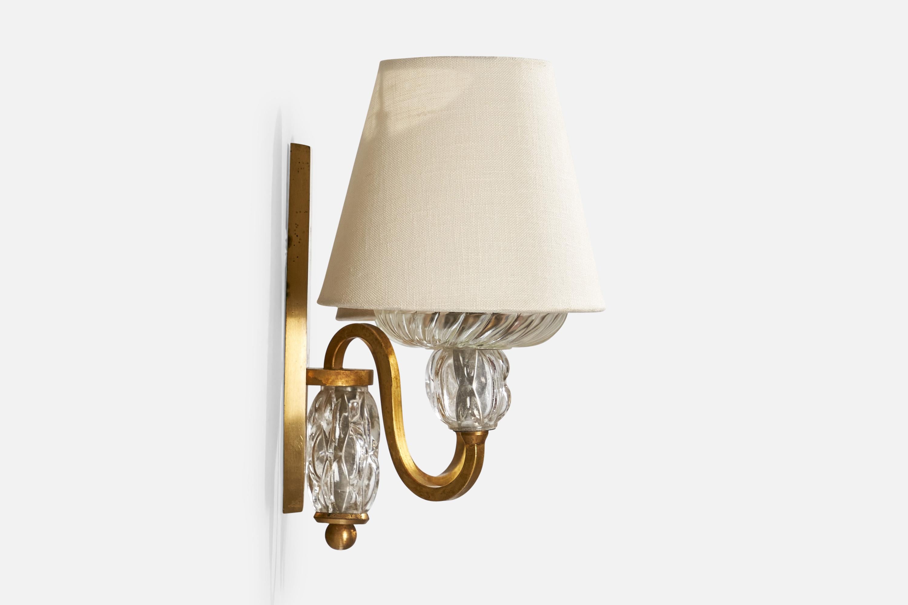 Designer francese, lampade da parete, ottone, vetro, tessuto, Francia, anni '50 In condizioni buone in vendita a High Point, NC