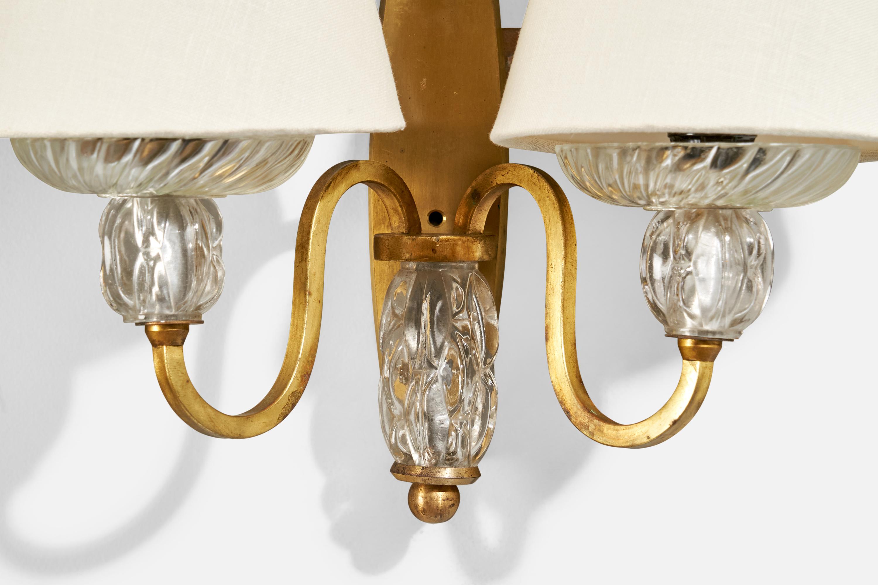 Ottone Designer francese, lampade da parete, ottone, vetro, tessuto, Francia, anni '50 in vendita