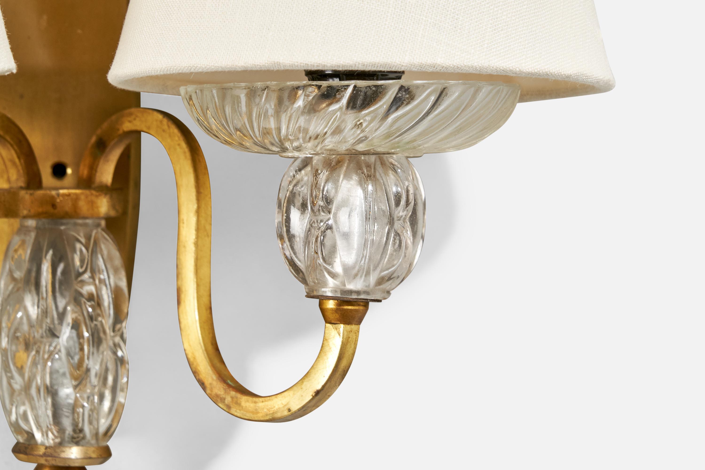 Designer francese, lampade da parete, ottone, vetro, tessuto, Francia, anni '50 in vendita 1