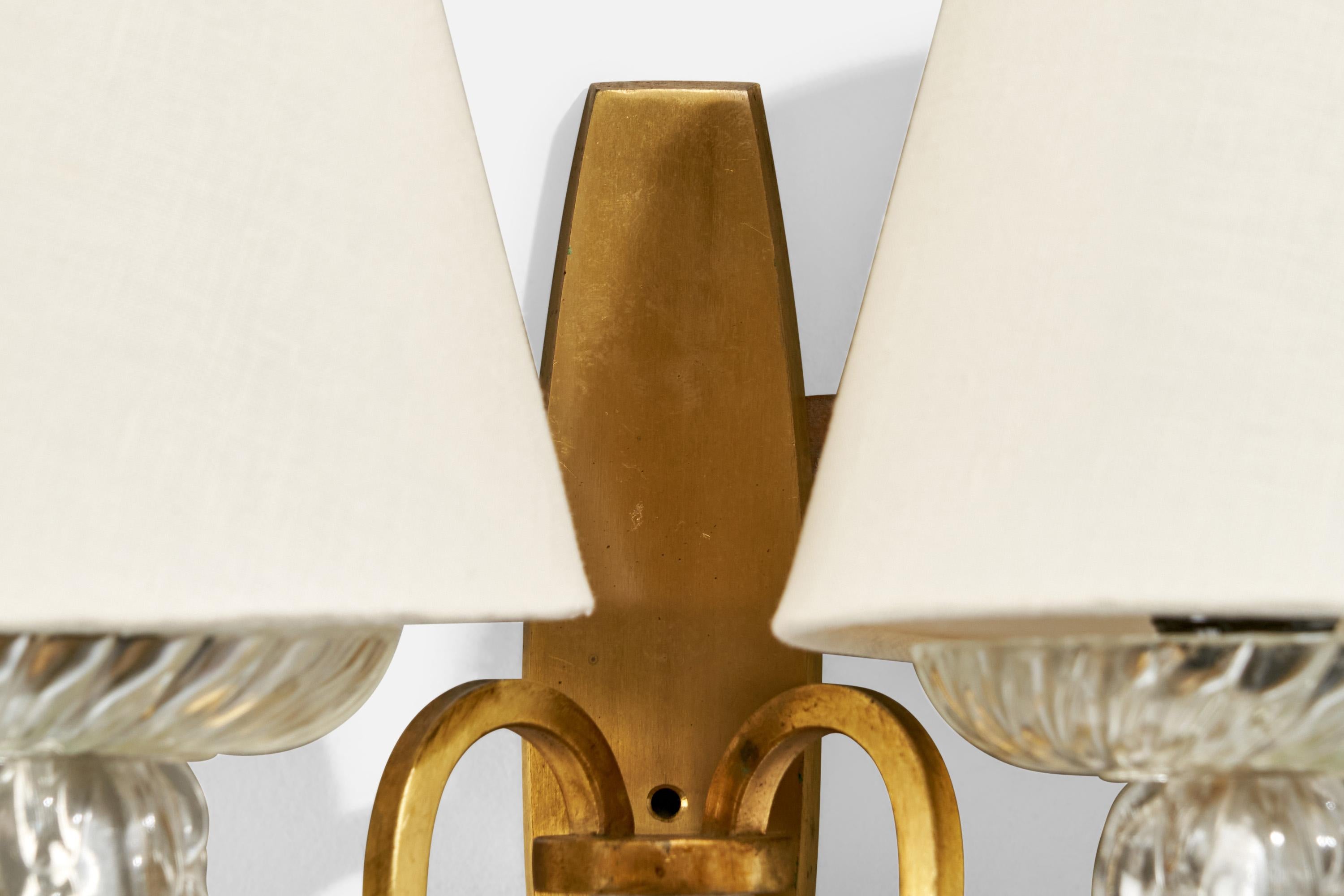 Designer francese, lampade da parete, ottone, vetro, tessuto, Francia, anni '50 in vendita 3