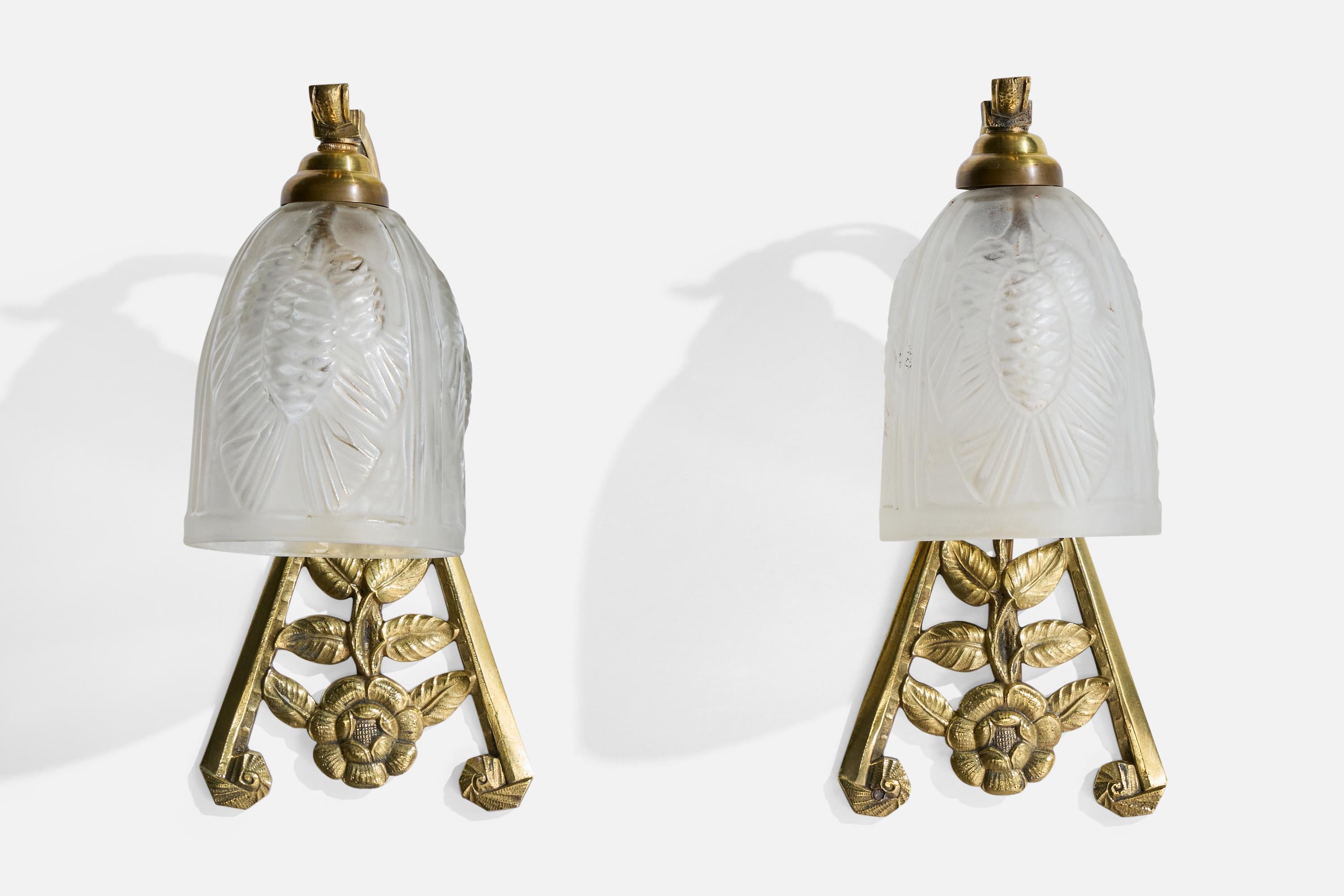 Mid-Century moderno Designer francese, lampade da parete, ottone, vetro, Francia, anni '1930 in vendita