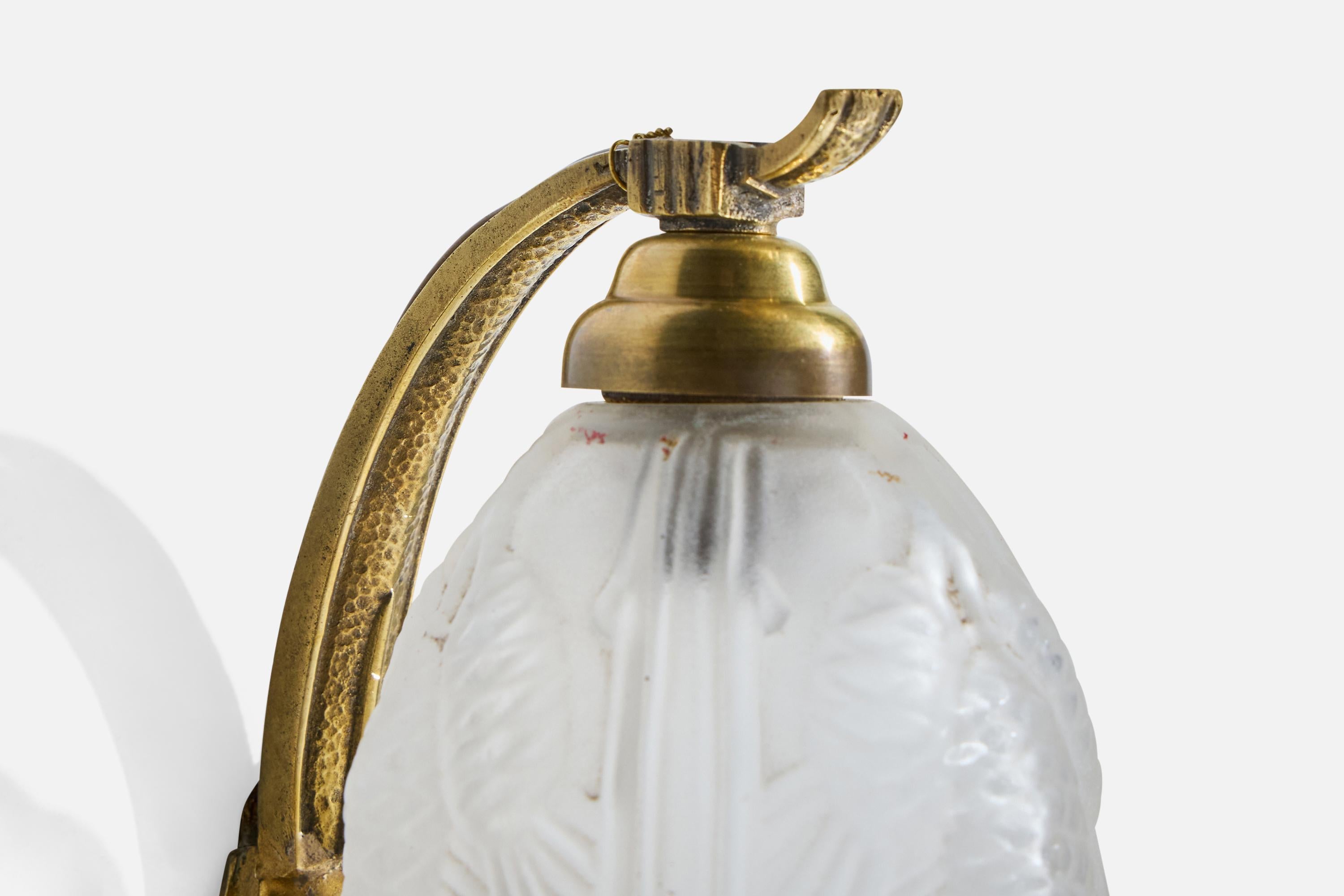 Metà XX secolo Designer francese, lampade da parete, ottone, vetro, Francia, anni '1930 in vendita