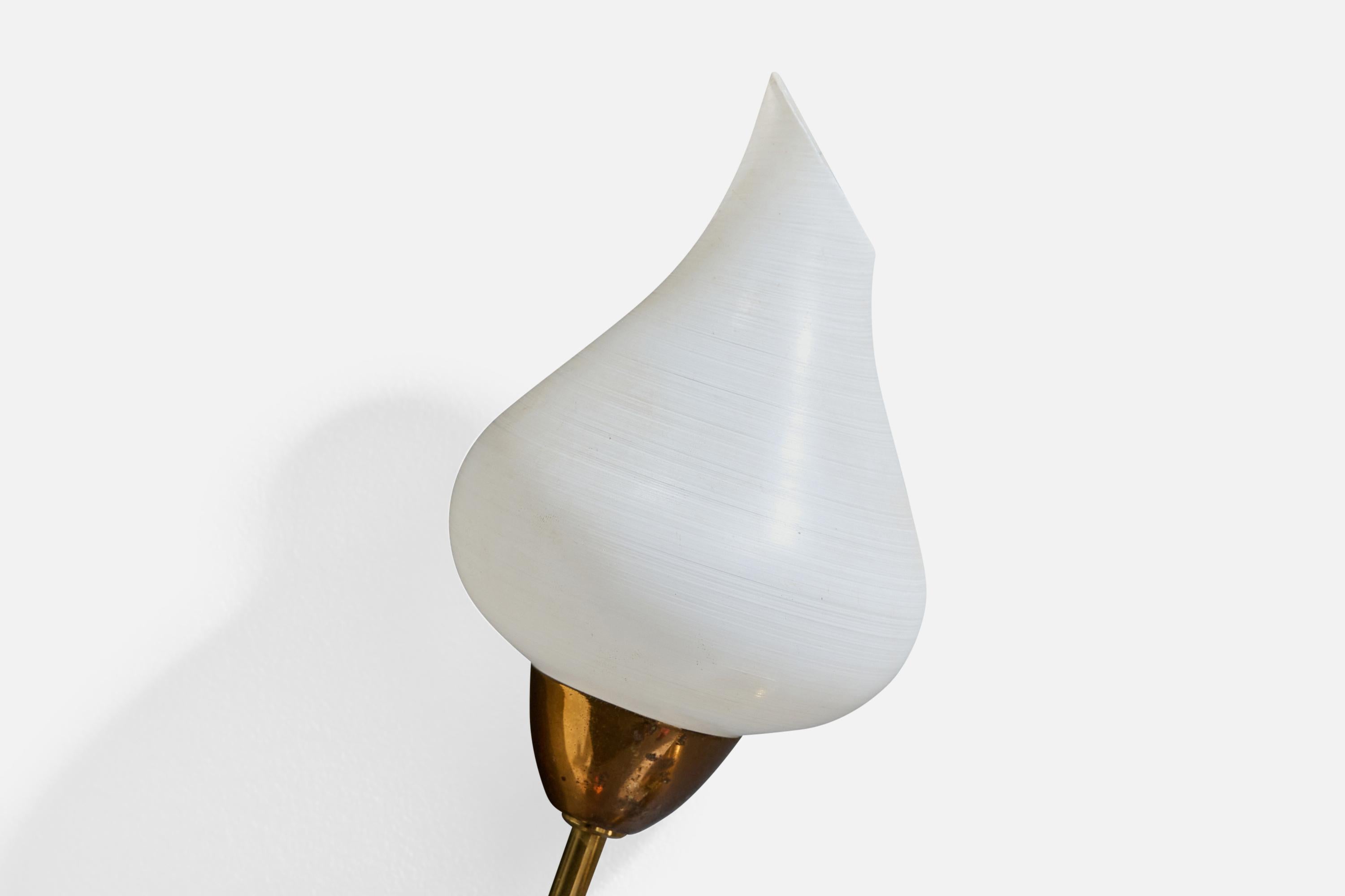 Diseñador francés, Apliques, Latón, Cristal, Francia, Años 1950 en venta 4