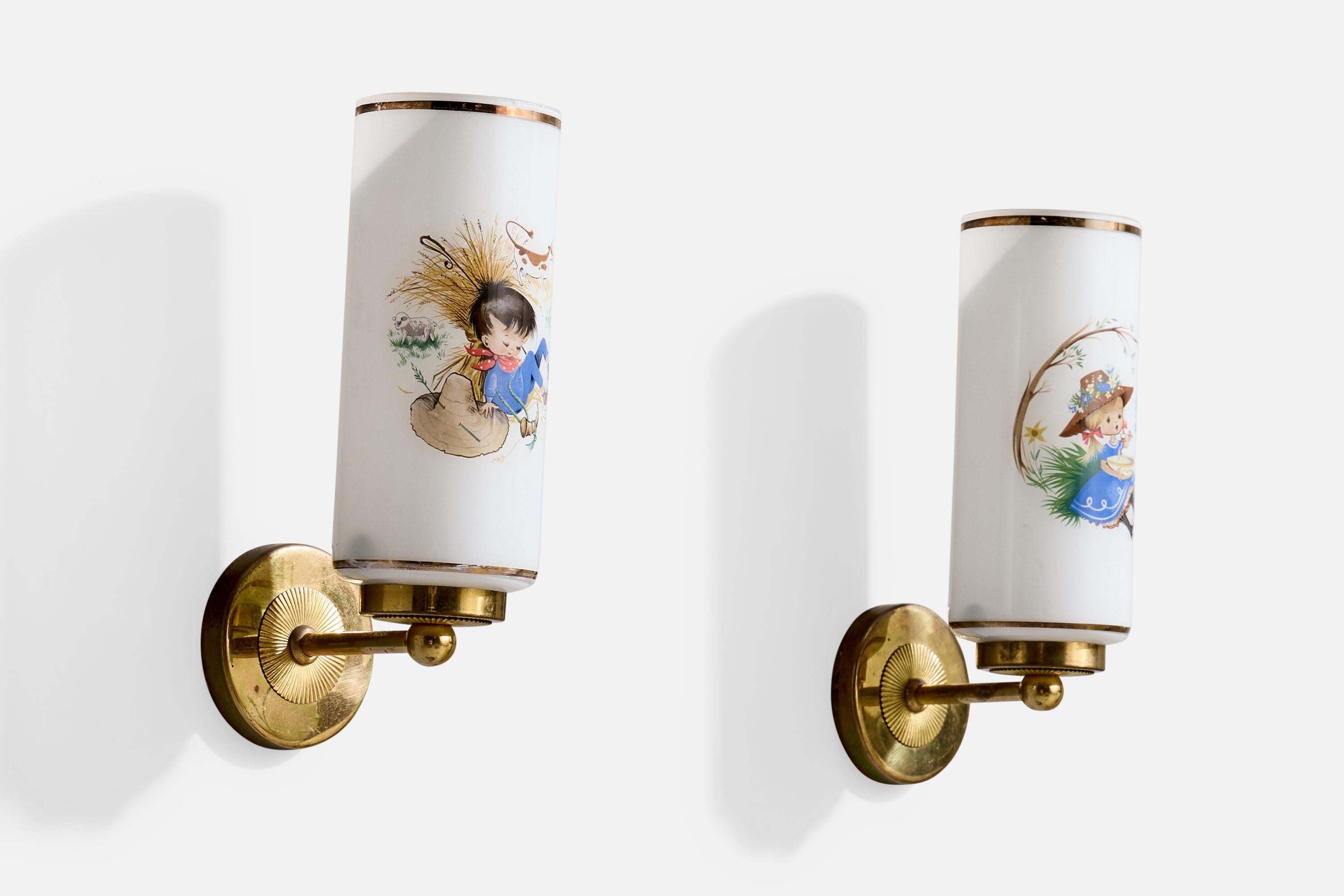 Pareja de apliques de latón y cristal opalino dorado con motivos impresos, probablemente diseñados y fabricados en Francia, c. 1950.

Dimensiones totales (pulgadas): 8,5
