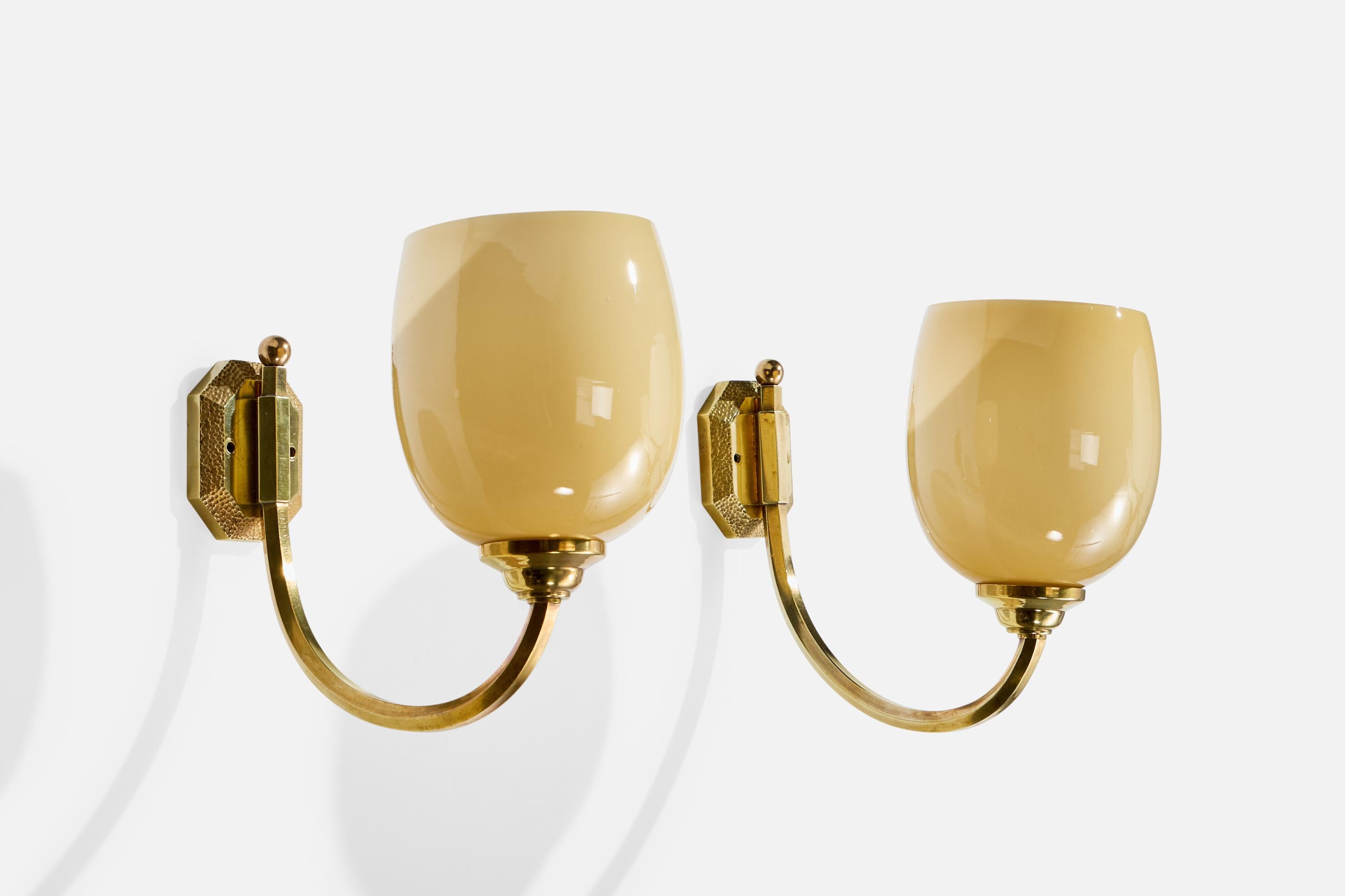 Paire d'appliques en laiton et verre beige conçues et produites en France, c.1950.

Dimensions totales (en pouces) : 7,7 