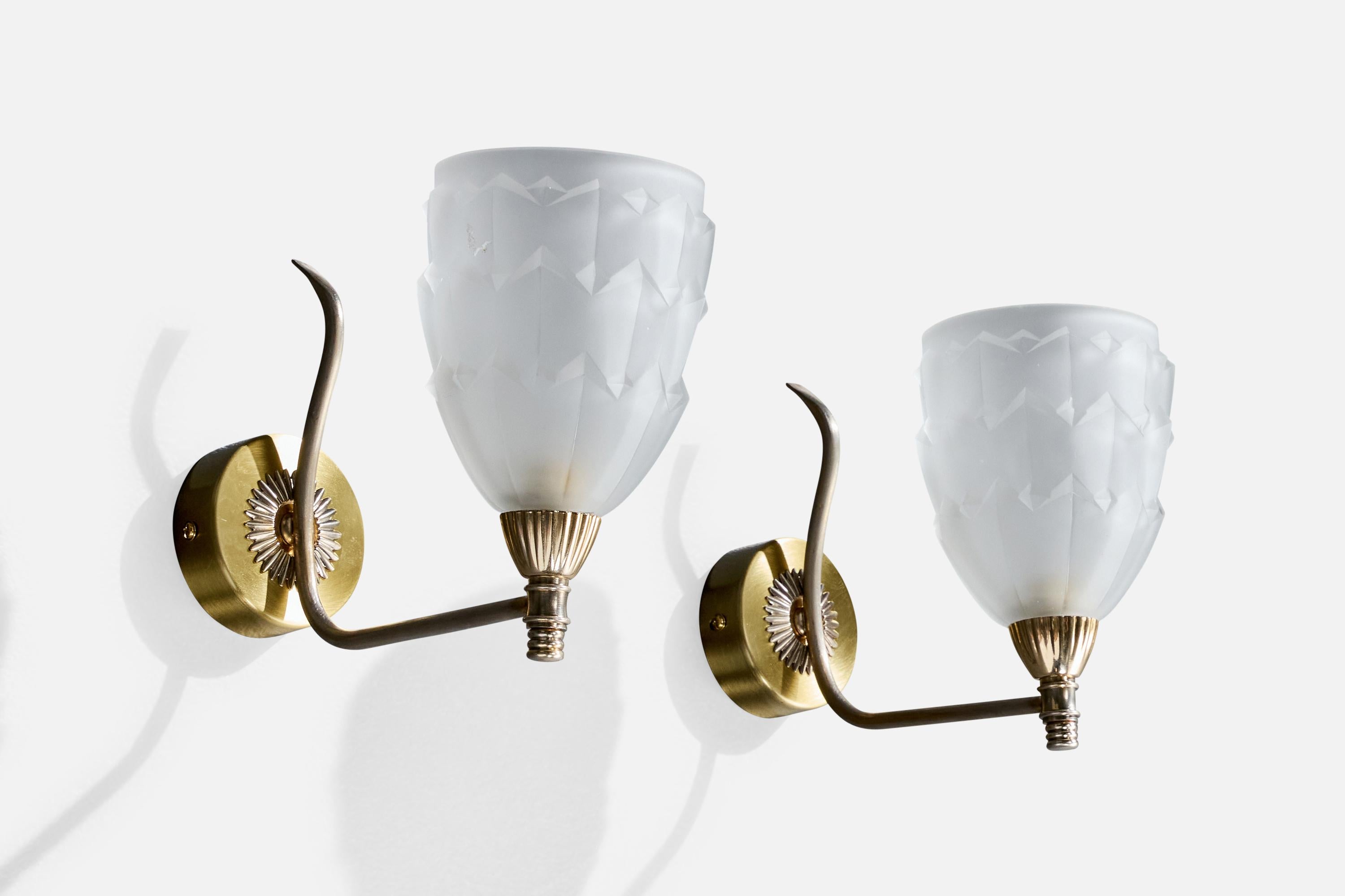 Coppia di applique in ottone e vetro progettate e prodotte in Francia, anni '50 circa.

Dimensioni complessive (pollici): 7,25 