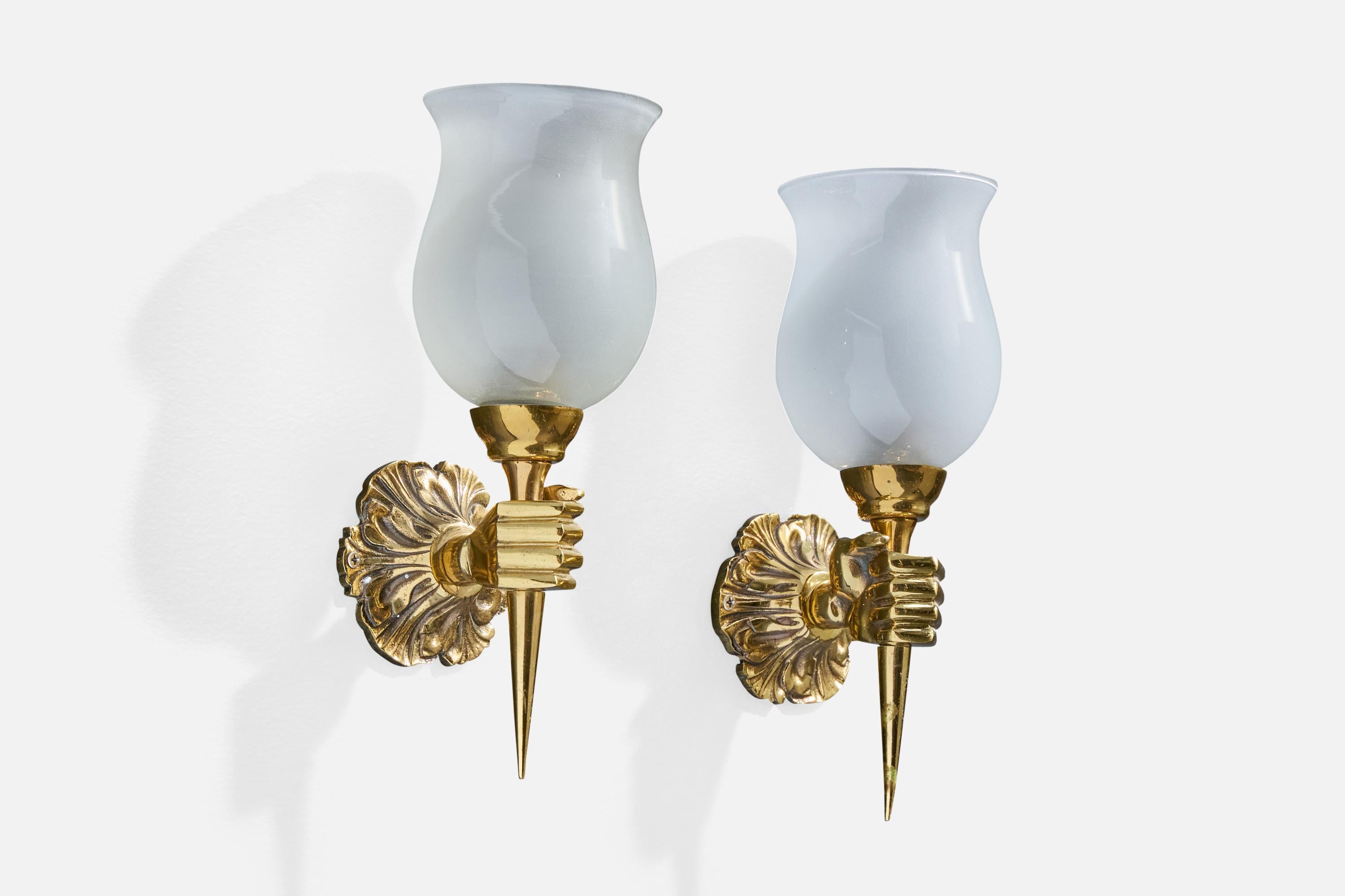 Coppia di applique in ottone e vetro opalino bianco progettate e prodotte in Francia, anni '50 circa.

Leggera ossidazione presente in tutto l'ottone. 

Dimensioni complessive (pollici): 10,0 