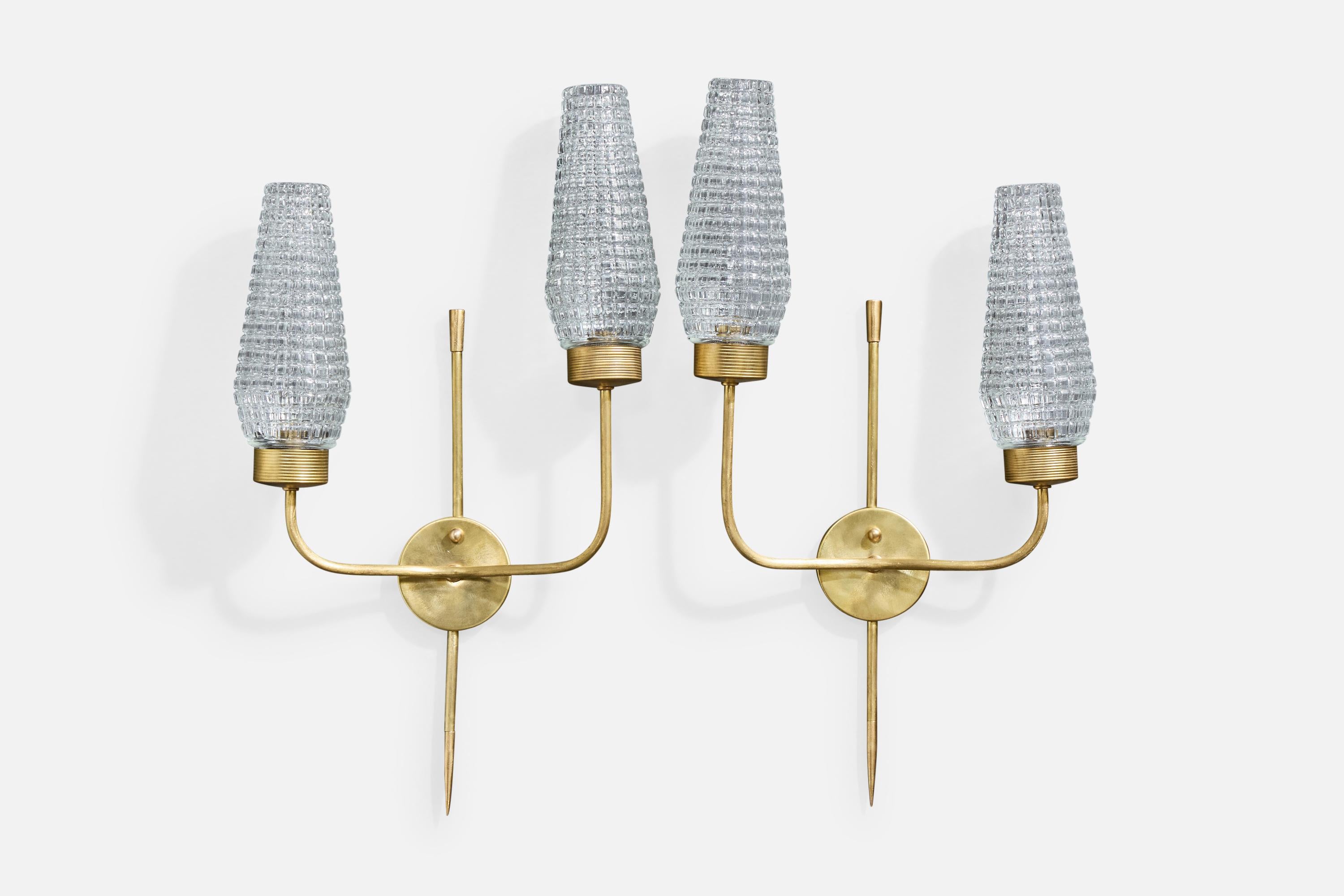 Pareja de apliques de latón y cristal diseñados y fabricados en Francia, c. 1950.

Dimensiones totales (en pulgadas): 20,5 