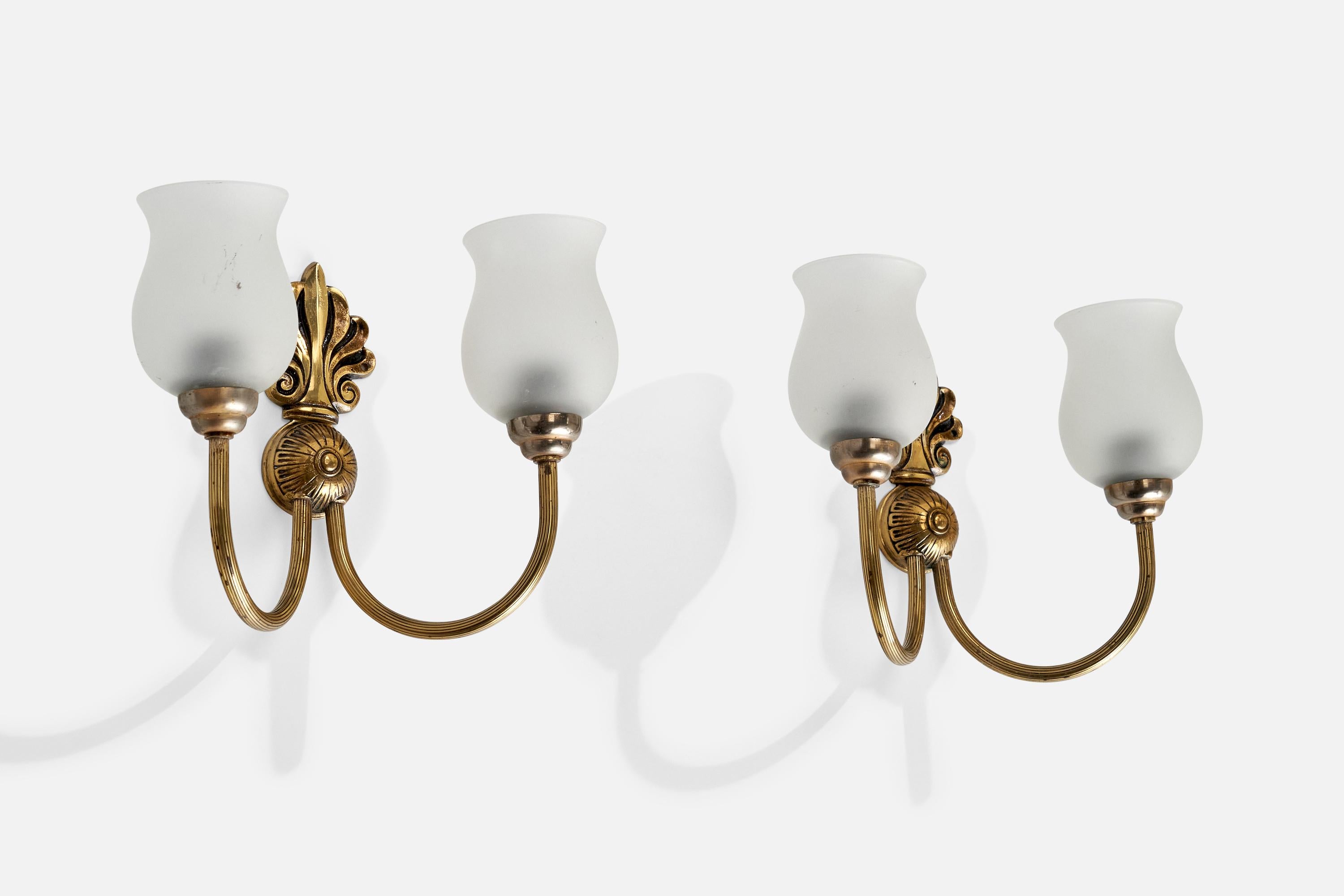 French Designer, Wall Lights, Brass, Glass, France, 1950s In Good Condition For Sale In High Point, NC