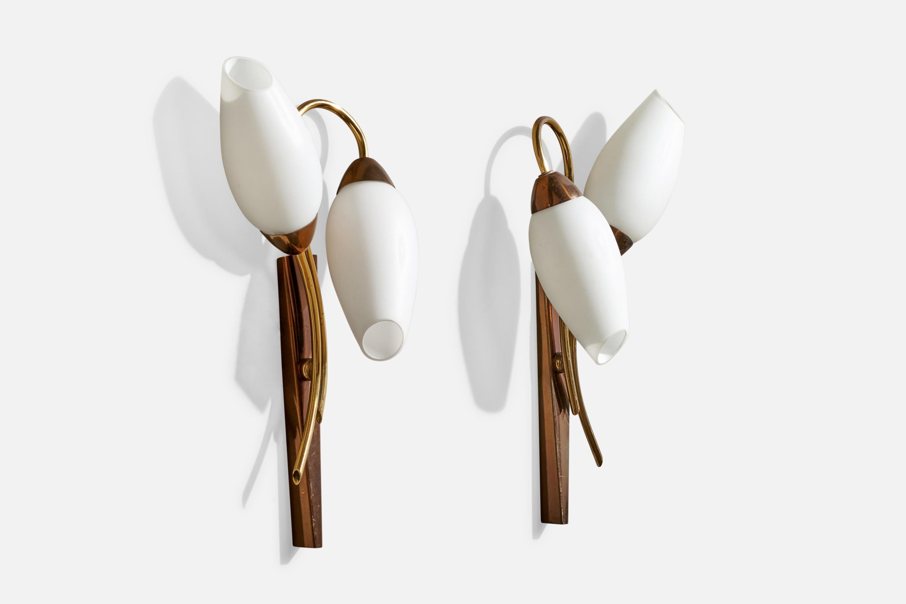 Französischer Designer, Wandleuchten, Messing, Glas, Frankreich, 1950er Jahre (Moderne der Mitte des Jahrhunderts) im Angebot
