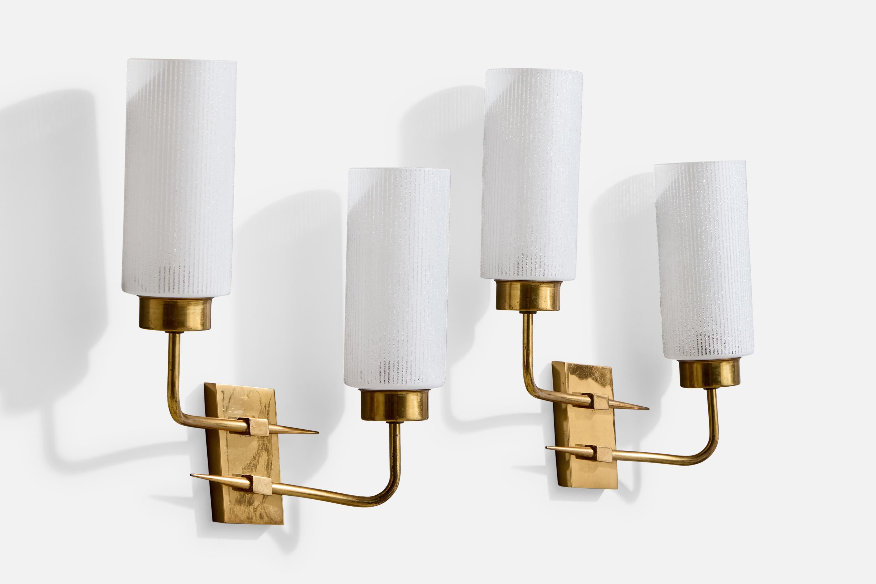 Mid-Century moderno Designer francese, lampade da parete, ottone, vetro, Francia, anni '1950 in vendita