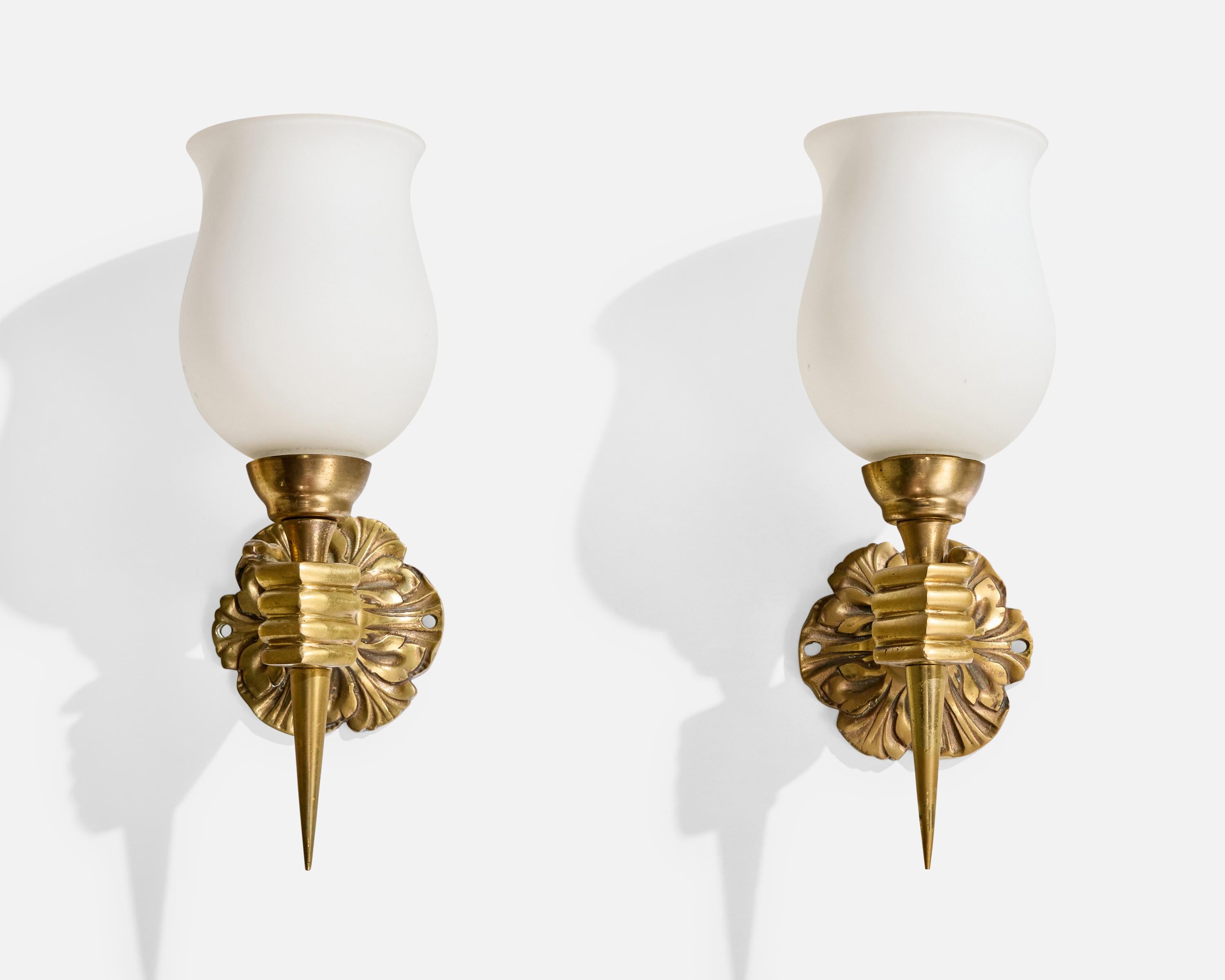 Französischer Designer, Wandleuchten, Messing, Glas, Frankreich, 1950er Jahre (Moderne der Mitte des Jahrhunderts) im Angebot