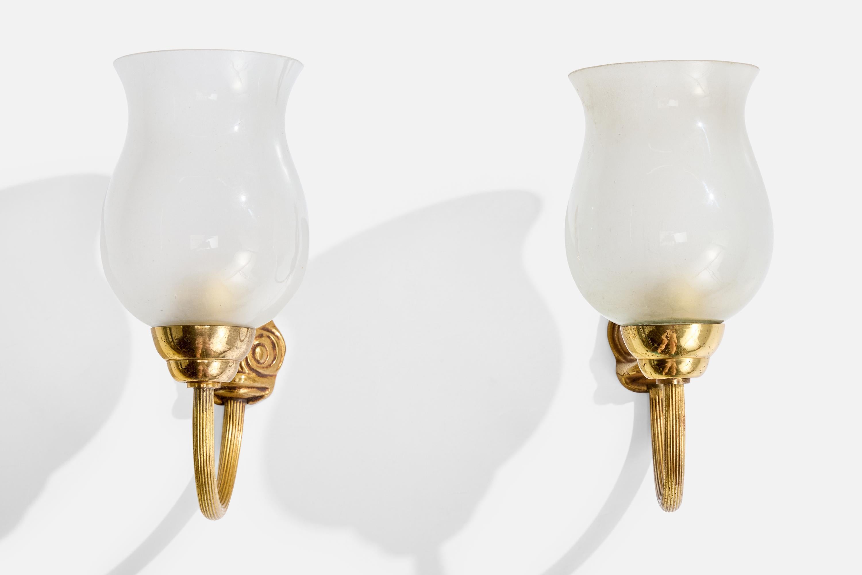 Französischer Designer, Wandleuchten, Messing, Glas, Frankreich, 1950er Jahre (Moderne der Mitte des Jahrhunderts) im Angebot