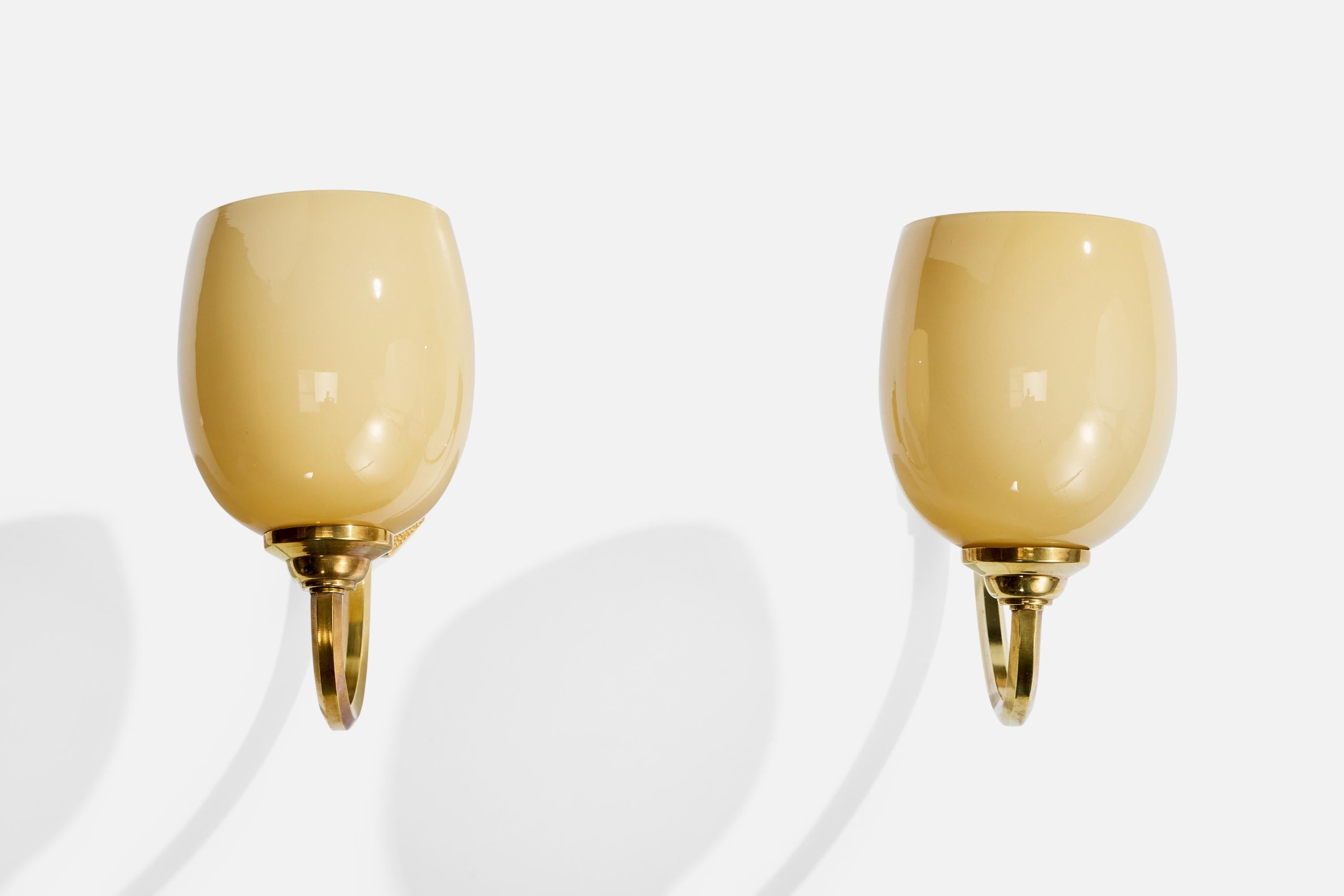 Mid-Century Modern Design/One, appliques, laiton, verre, France, années 1950 en vente