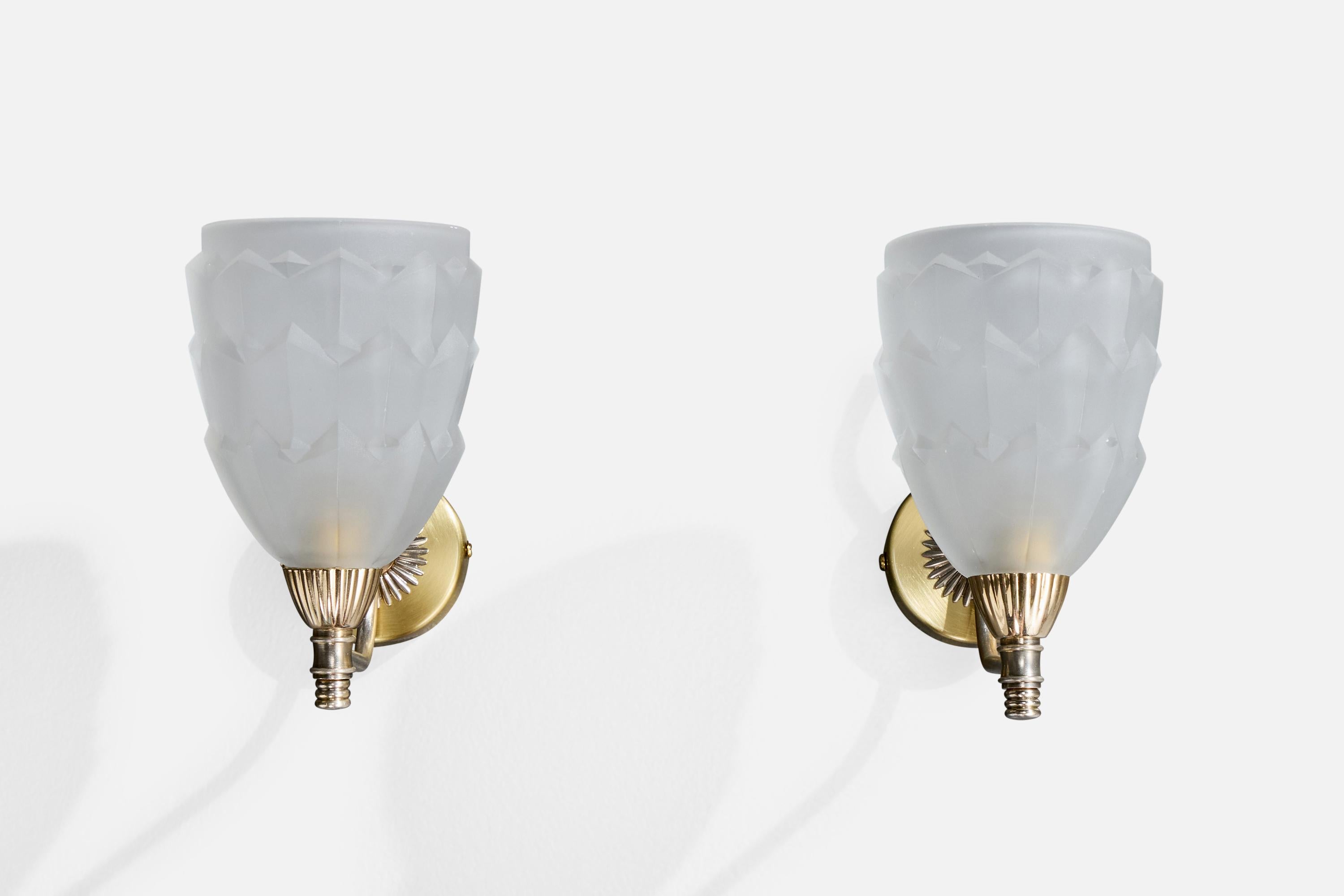 Mid-Century moderno Designer francese, lampade da parete, ottone, vetro, Francia, anni '1950 in vendita