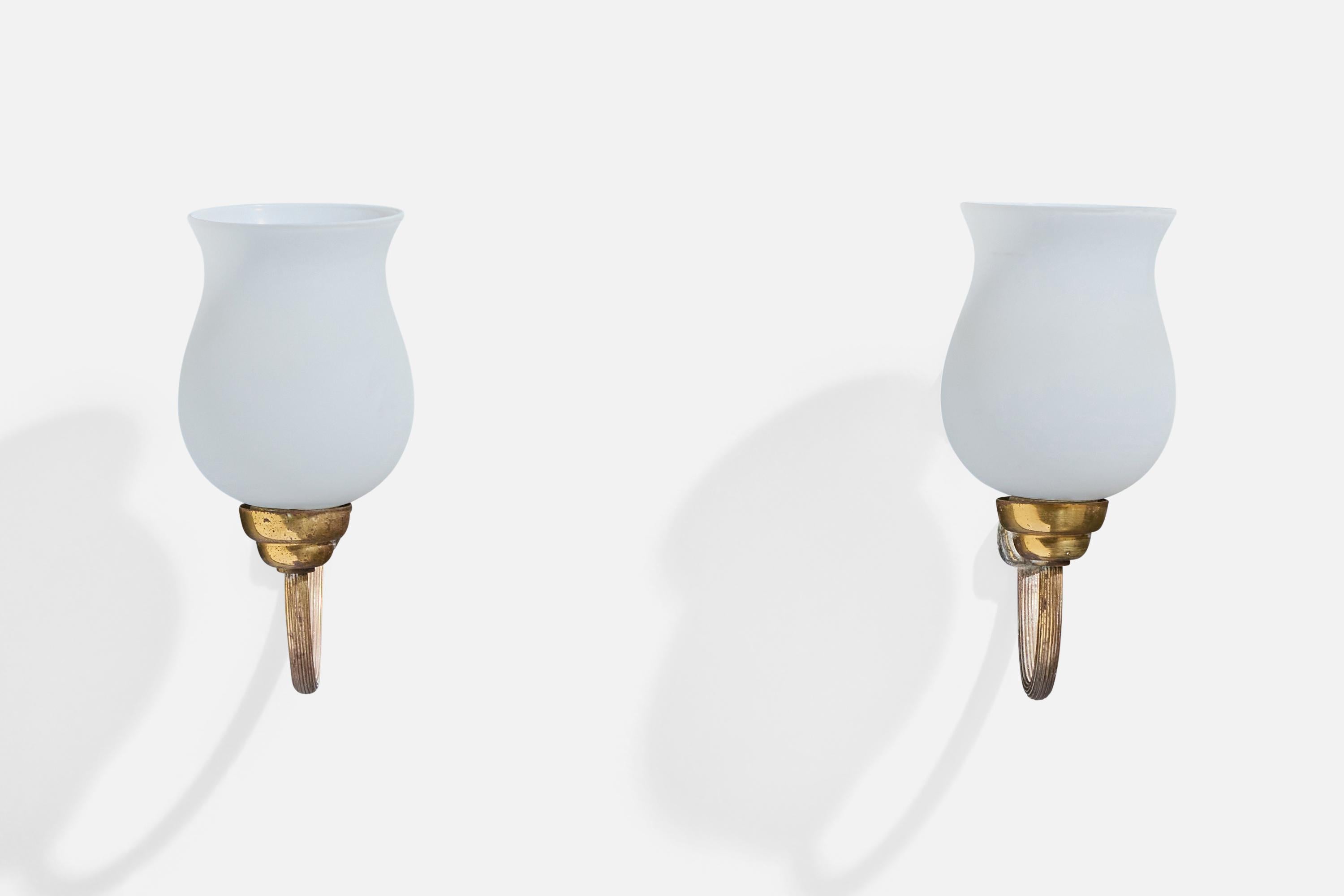 Francese Designer francese, lampade da parete, ottone, vetro, Francia, anni '1950 in vendita