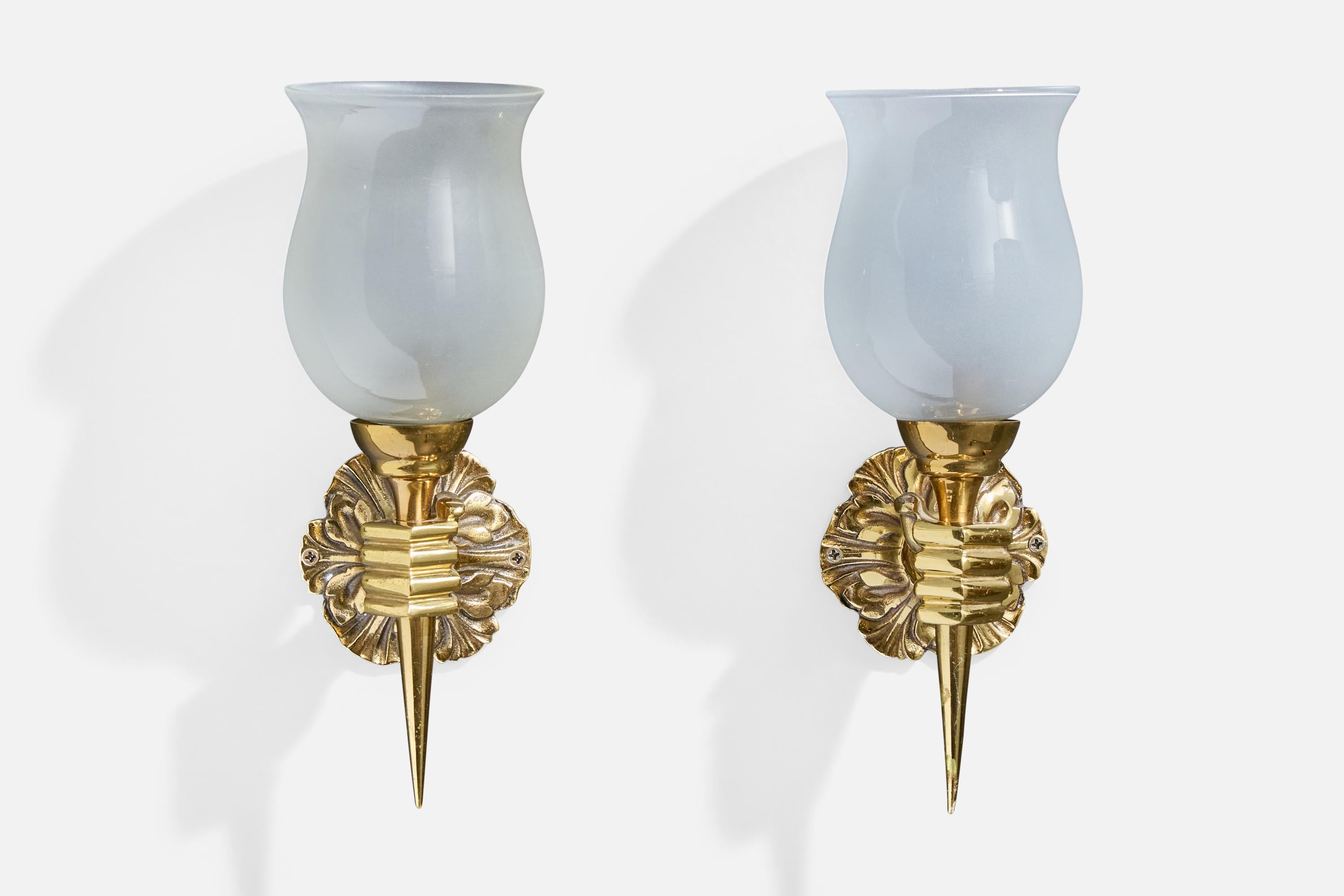 Francese Designer francese, lampade da parete, ottone, vetro, Francia, anni '1950 in vendita