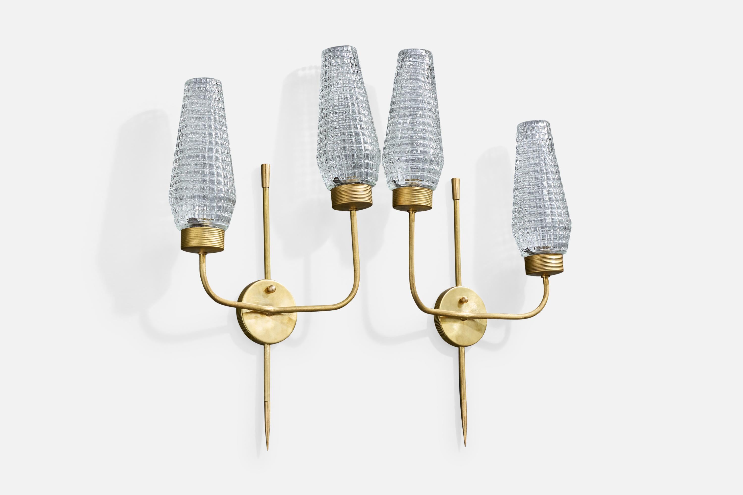 Diseñador francés, Apliques, Latón, Cristal, Francia, Años 1950 Moderno de mediados de siglo en venta