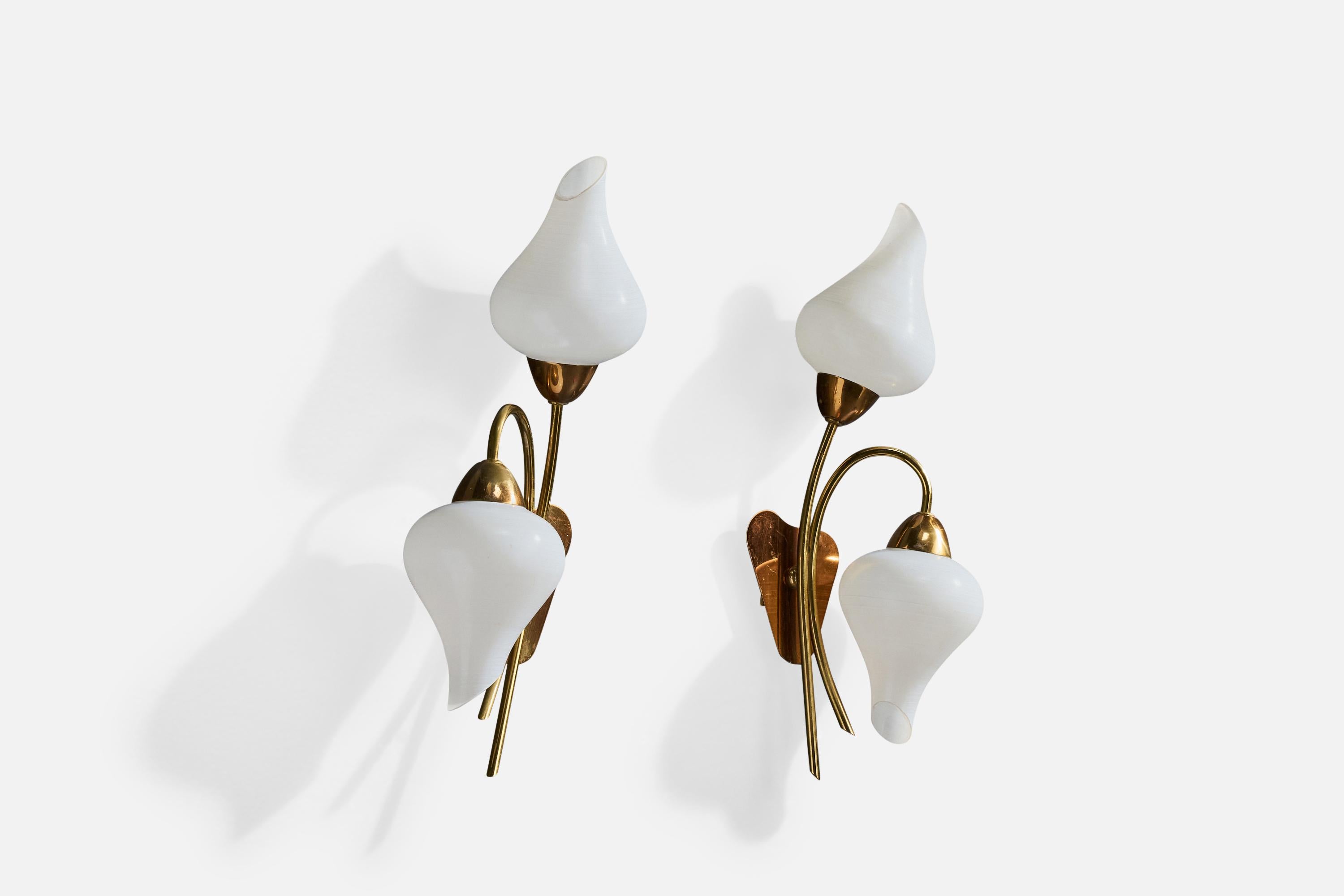 Diseñador francés, Apliques, Latón, Cristal, Francia, Años 1950 Moderno de mediados de siglo en venta