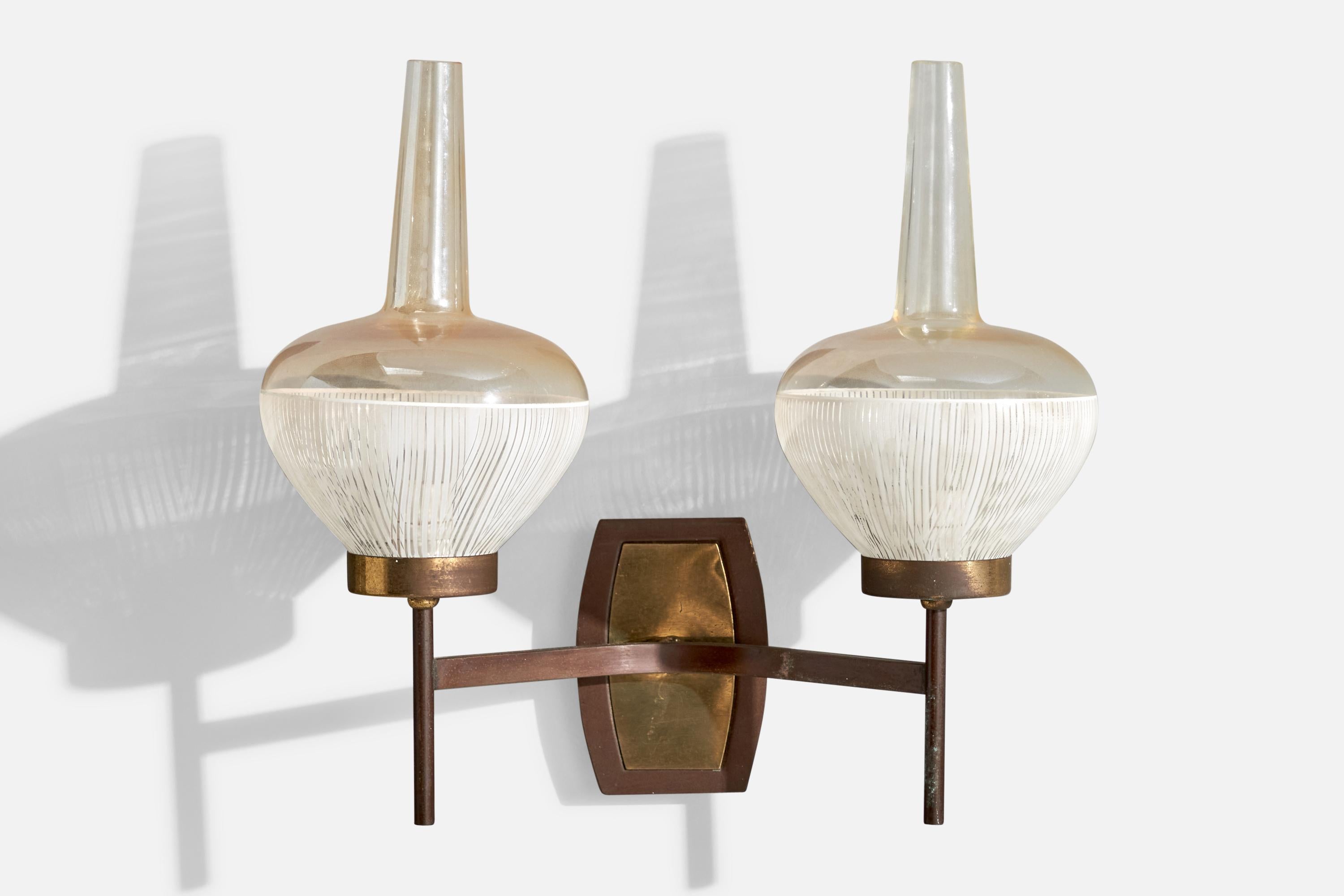 French Designer, Wall Lights, Brass, Glass, France, 1950s In Good Condition For Sale In High Point, NC