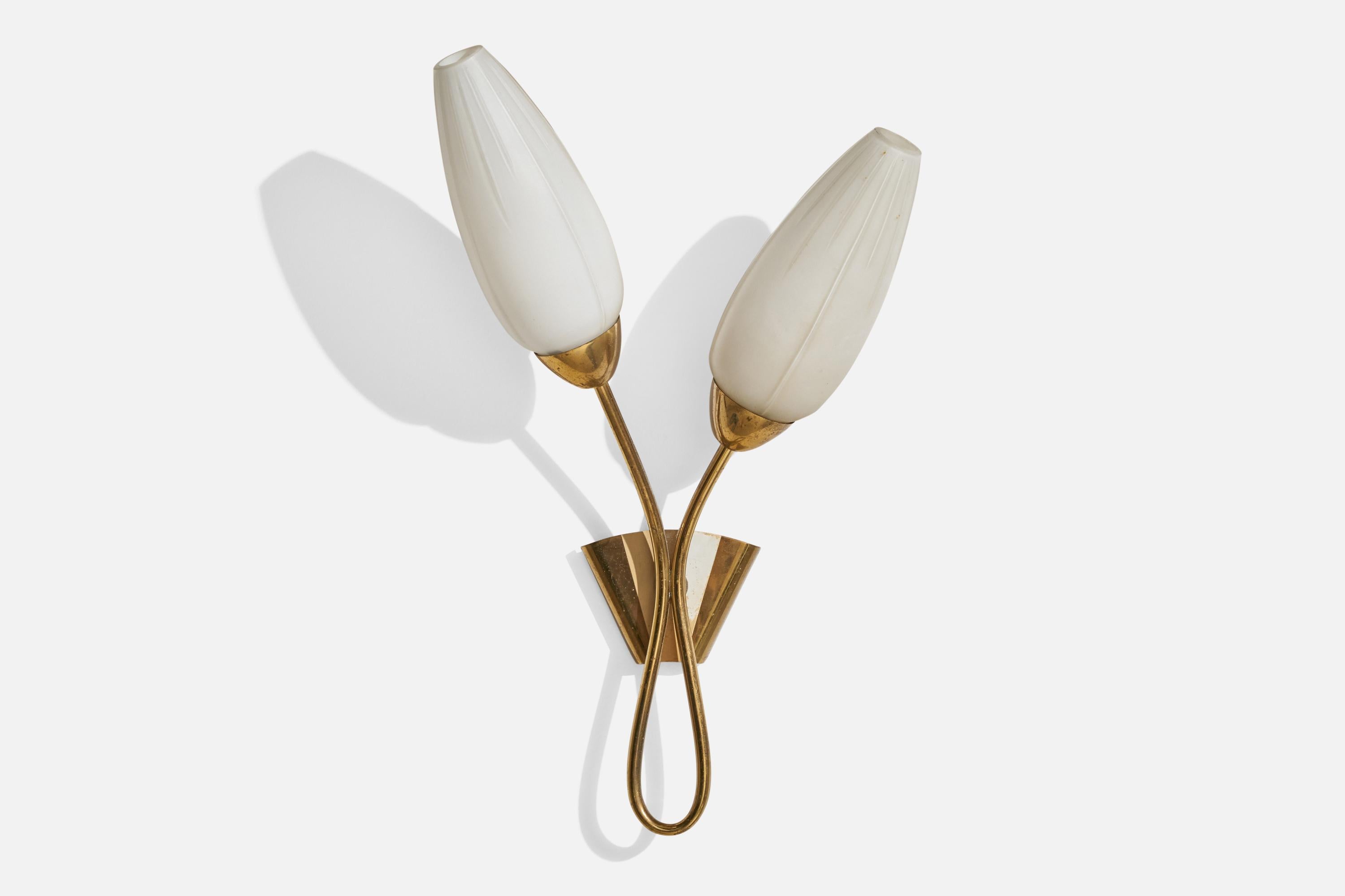 French Designer, Wall Lights, Brass, Glass, France, 1950s In Good Condition In High Point, NC