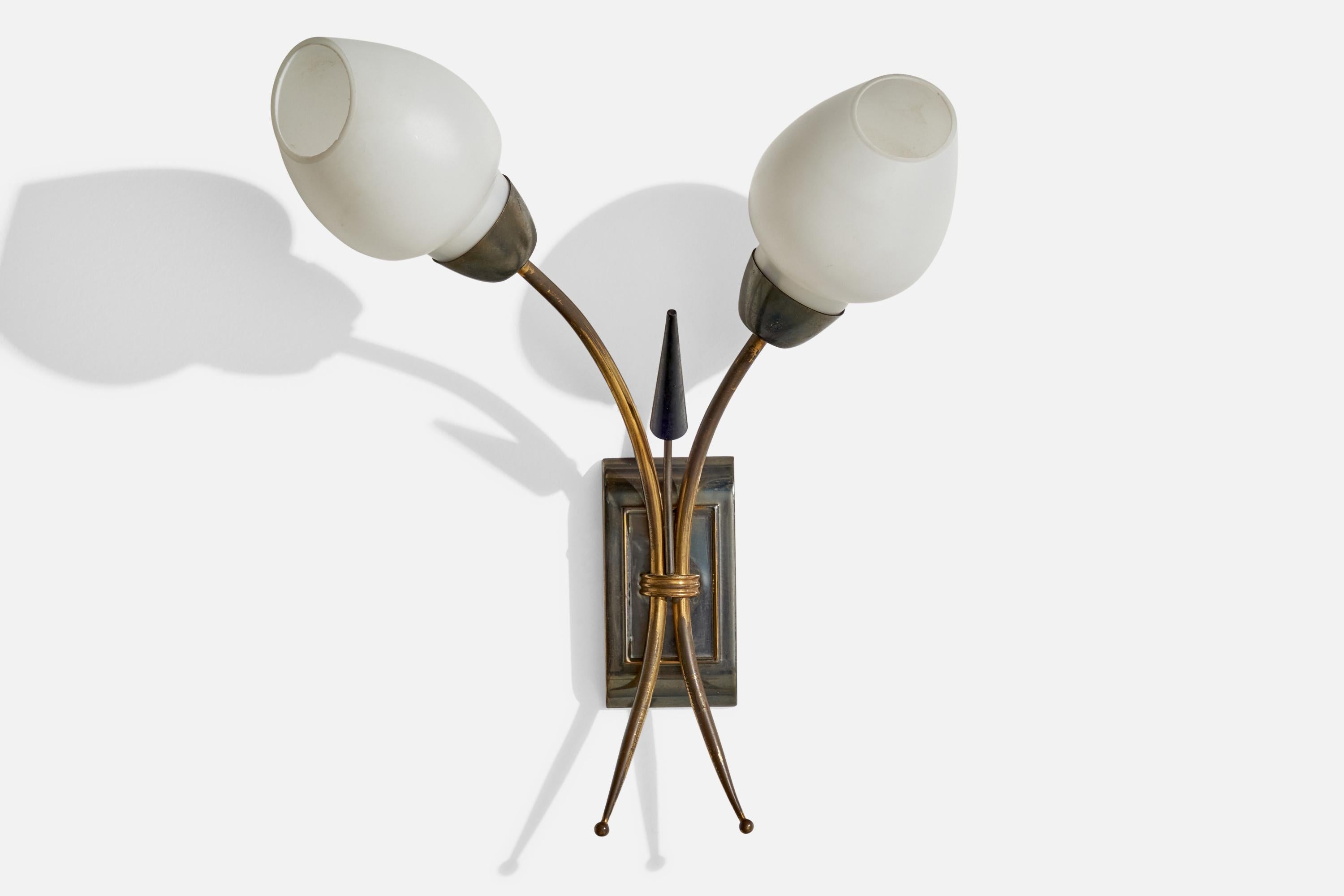 French Designer, Wall Lights, Brass, Glass, France, 1950s In Good Condition For Sale In High Point, NC