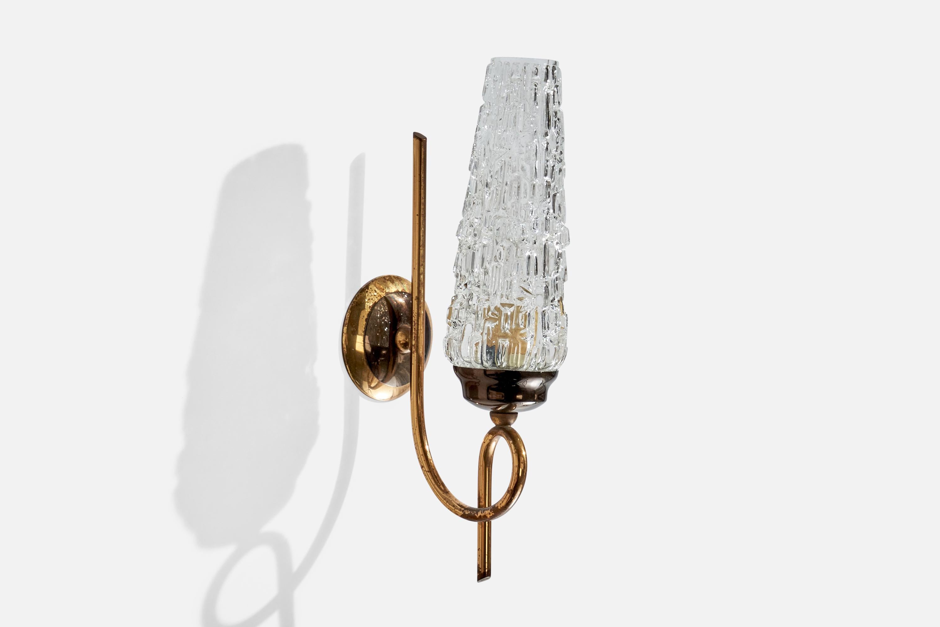 French Designer, Wall Lights, Brass, Glass, France, 1950s In Fair Condition For Sale In High Point, NC