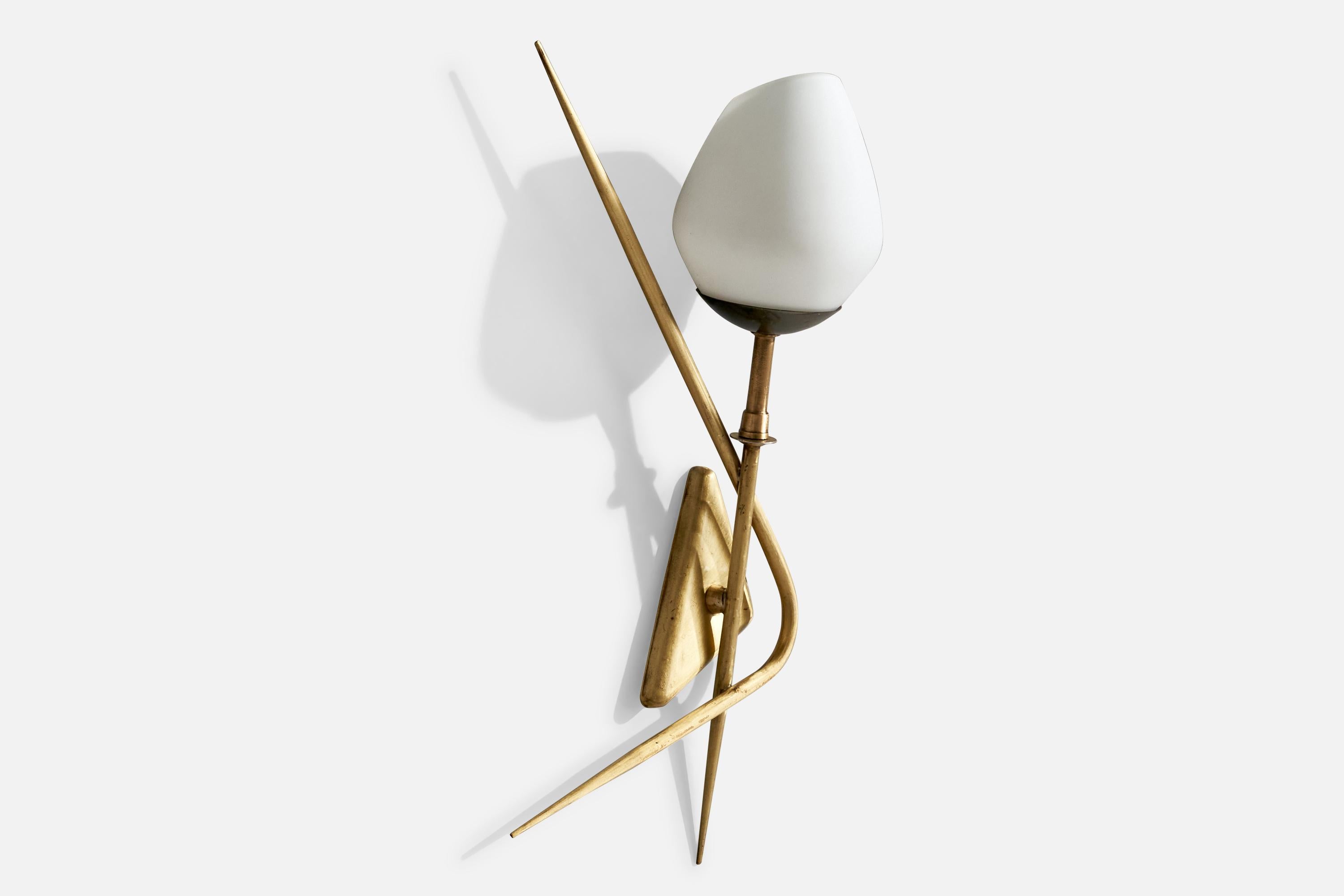 Französischer Designer, Wandleuchten, Messing, Glas, Frankreich, 1950er Jahre im Zustand „Gut“ im Angebot in High Point, NC