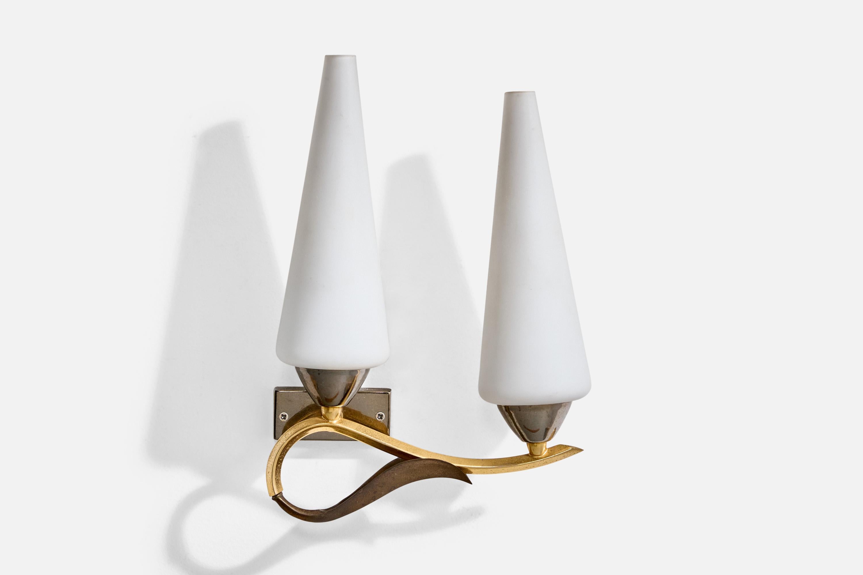 French Designer, Wall Lights, Brass, Glass, France, 1950s In Good Condition For Sale In High Point, NC