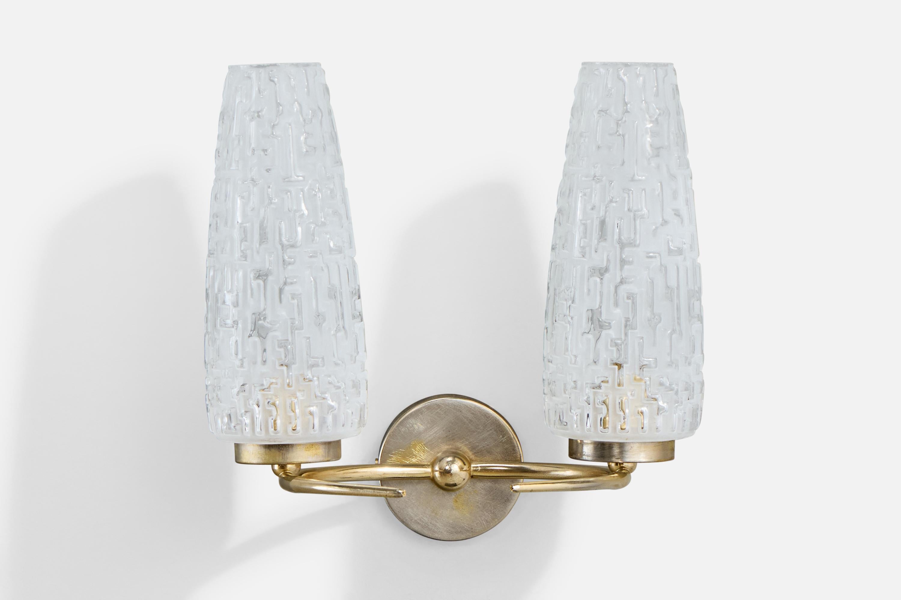 French Designer, Wall Lights, Brass, Glass, France, 1950s In Good Condition For Sale In High Point, NC