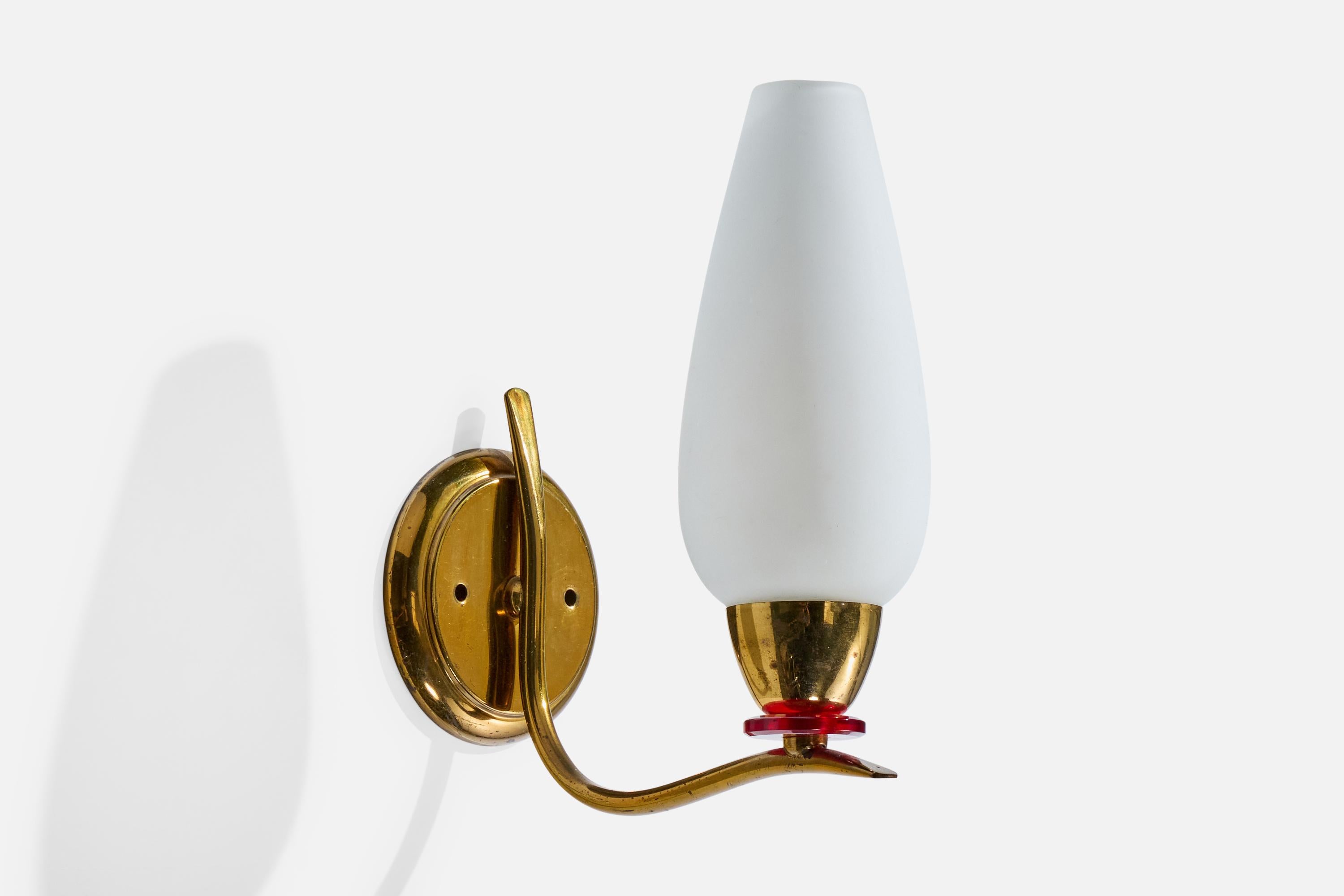 French Designer, Wall Lights, Brass, Glass, France, 1950s In Good Condition For Sale In High Point, NC