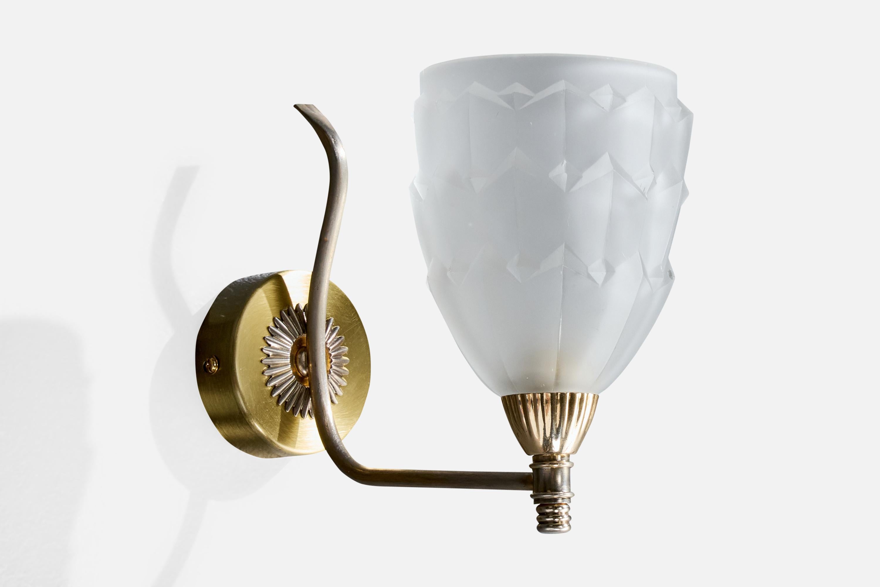 Francese Designer francese, lampade da parete, ottone, vetro, Francia, anni '1950 in vendita