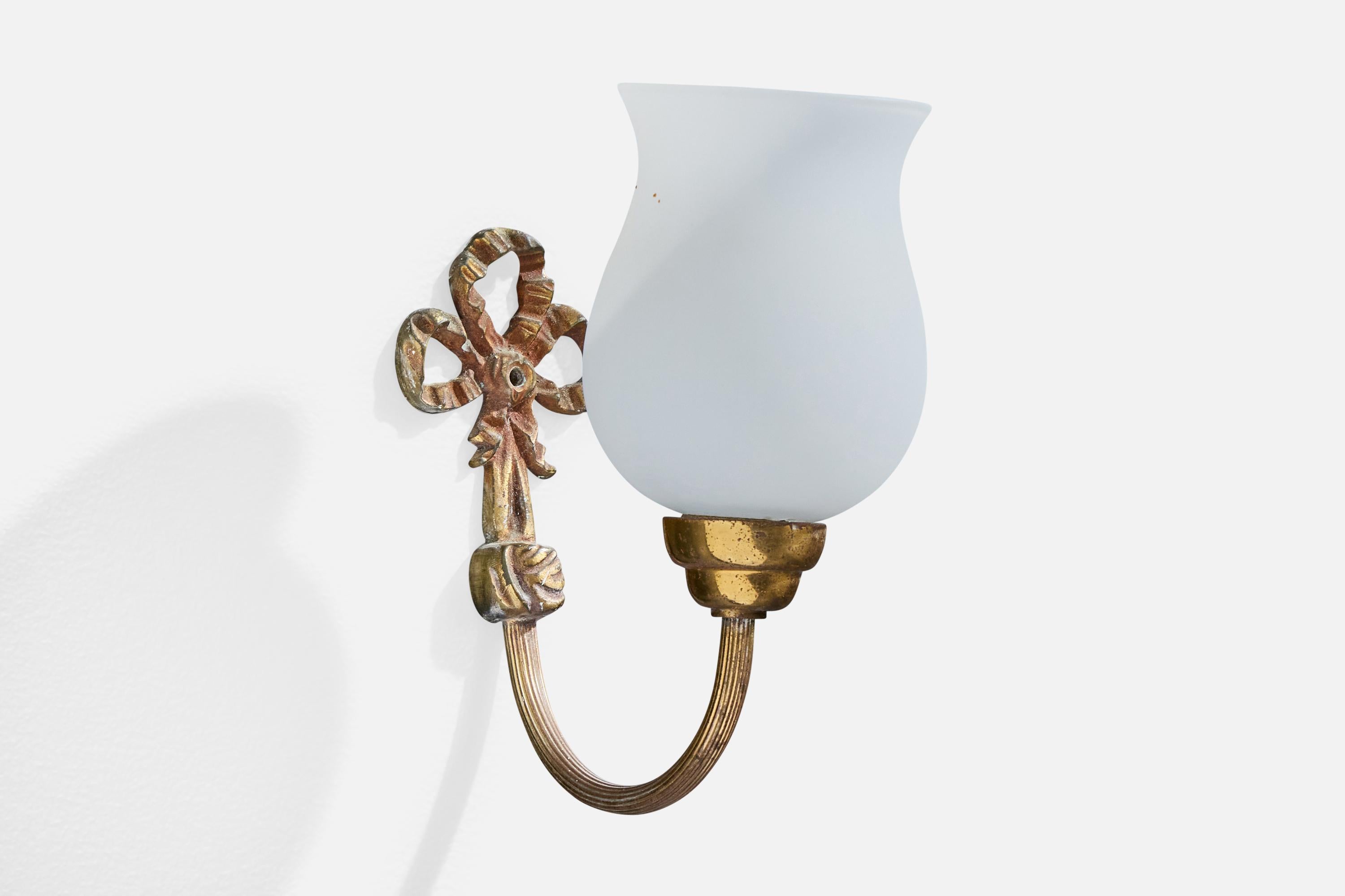 Designer francese, lampade da parete, ottone, vetro, Francia, anni '1950 In condizioni buone in vendita a High Point, NC