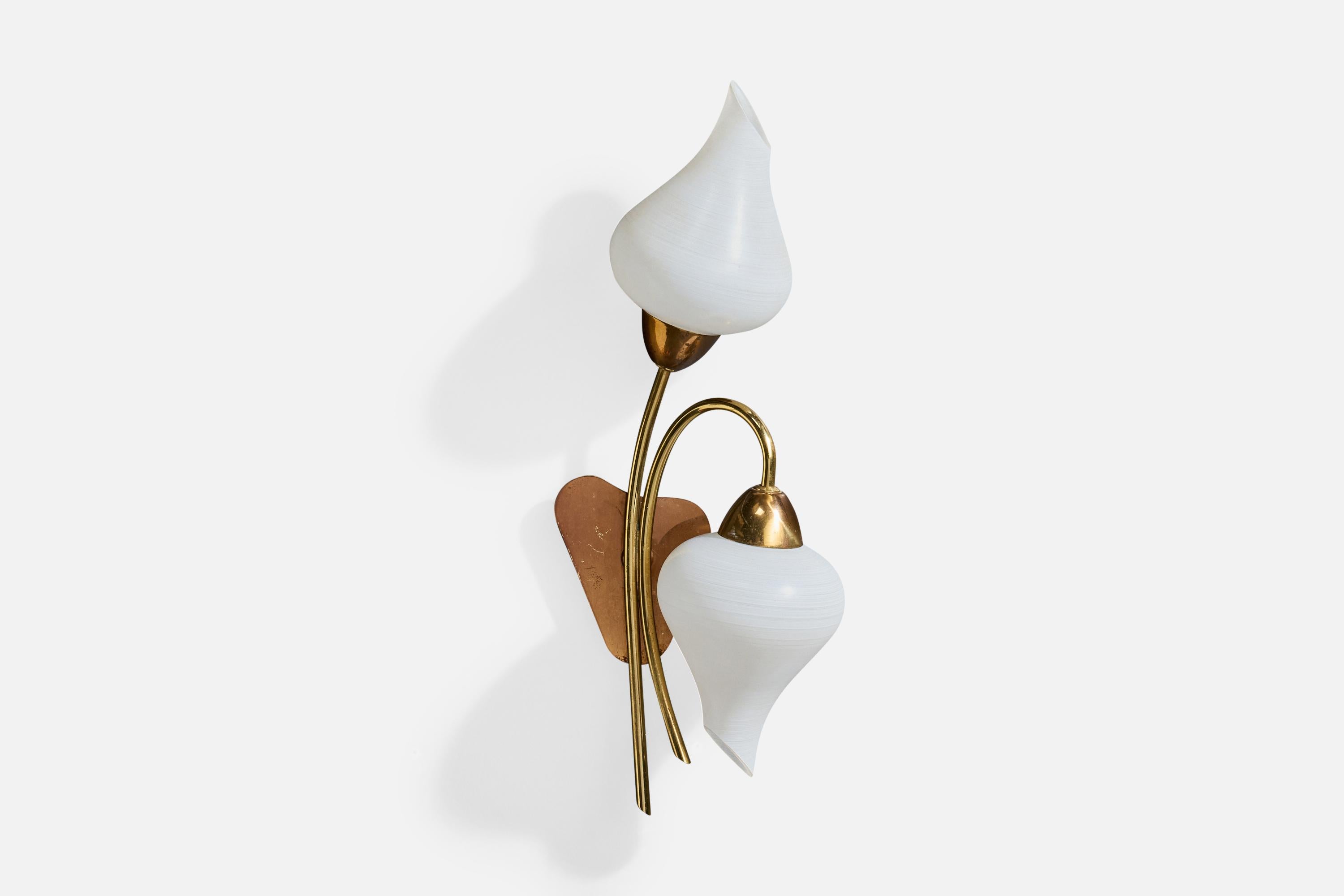 Diseñador francés, Apliques, Latón, Cristal, Francia, Años 1950 Francés en venta