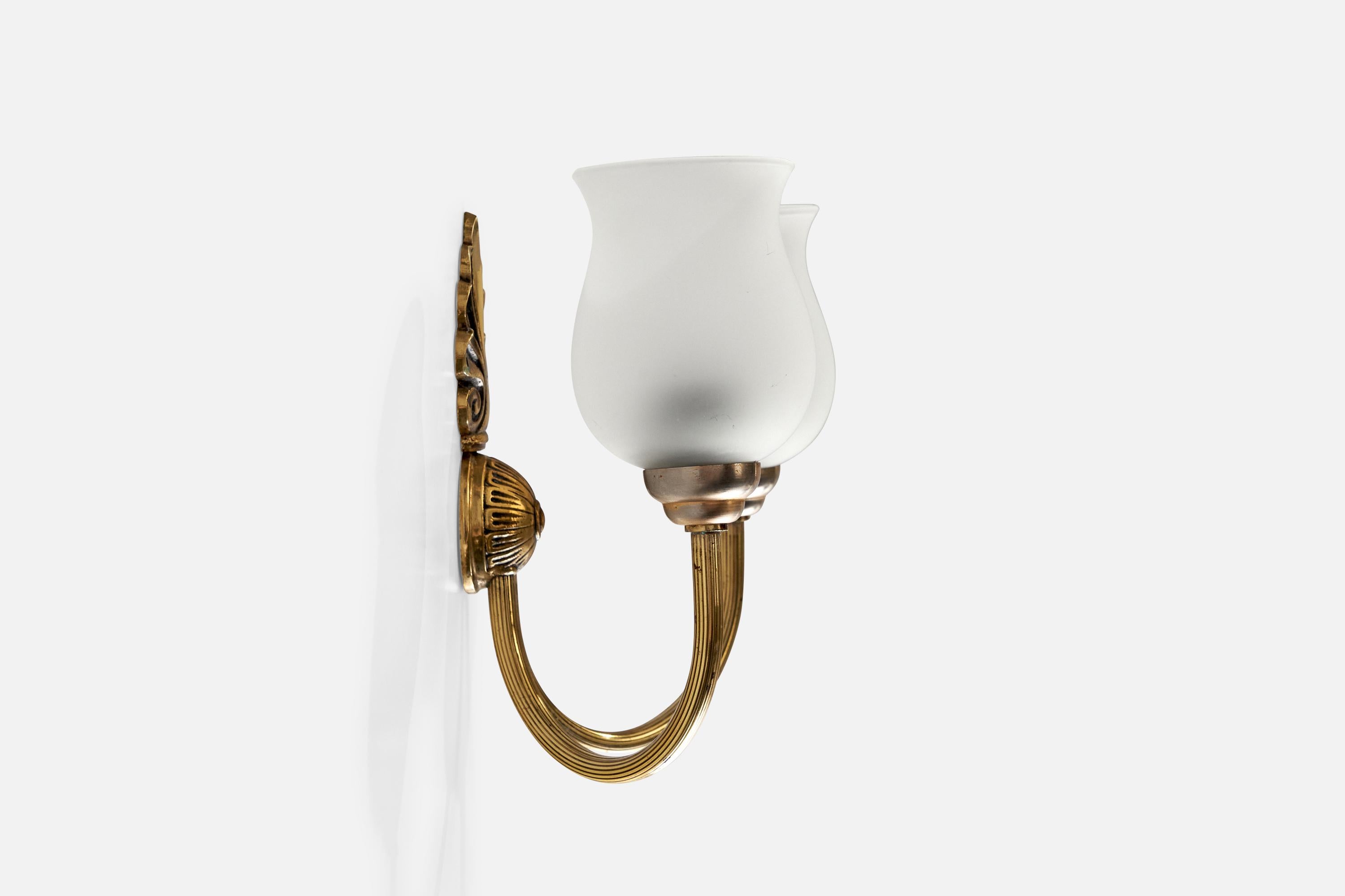 Französischer Designer, Wandleuchten, Messing, Glas, Frankreich, 1950er Jahre im Angebot 1