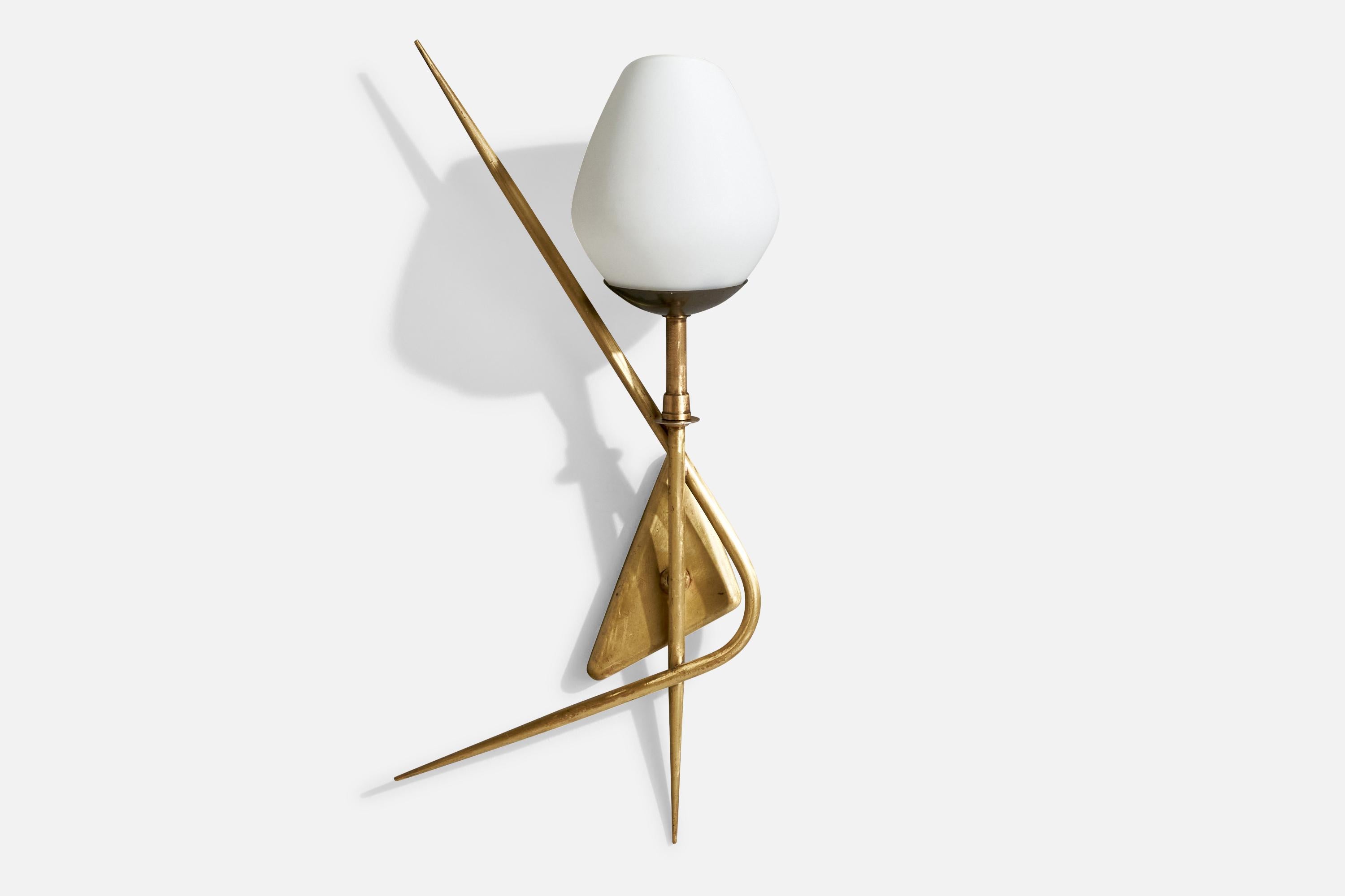 Französischer Designer, Wandleuchten, Messing, Glas, Frankreich, 1950er Jahre (Mitte des 20. Jahrhunderts) im Angebot