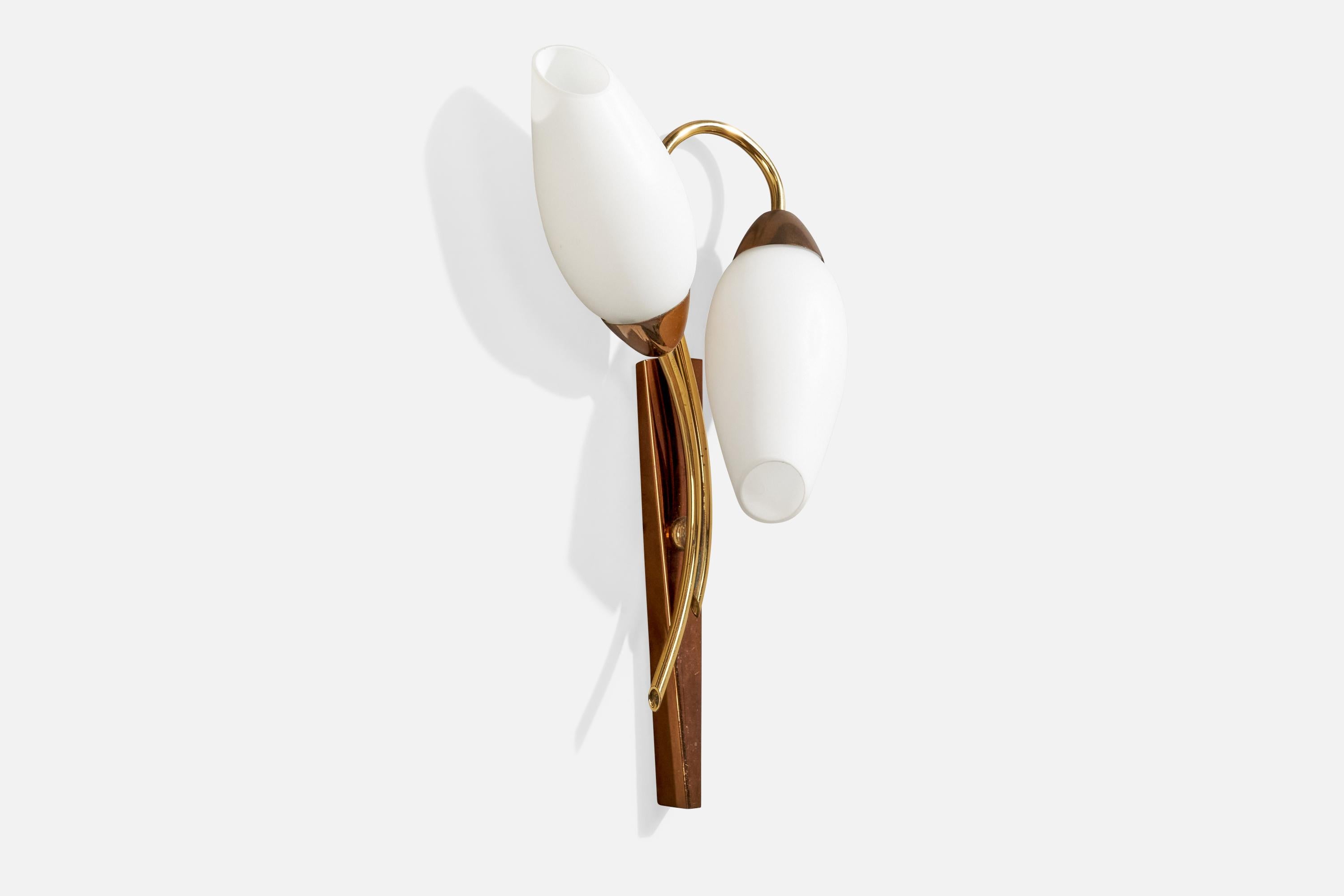 Französischer Designer, Wandleuchten, Messing, Glas, Frankreich, 1950er Jahre (Mitte des 20. Jahrhunderts) im Angebot
