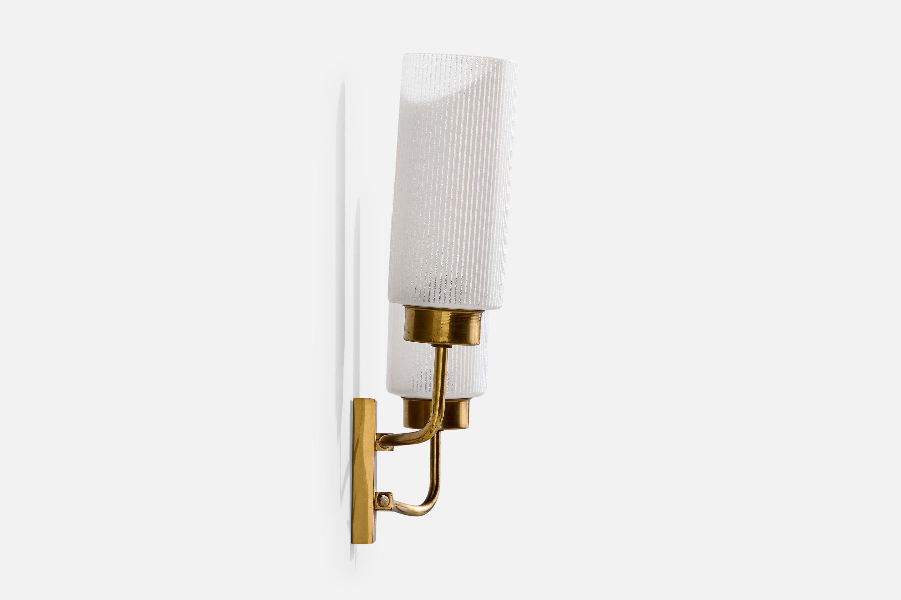 Designer francese, lampade da parete, ottone, vetro, Francia, anni '1950 In condizioni buone in vendita a High Point, NC