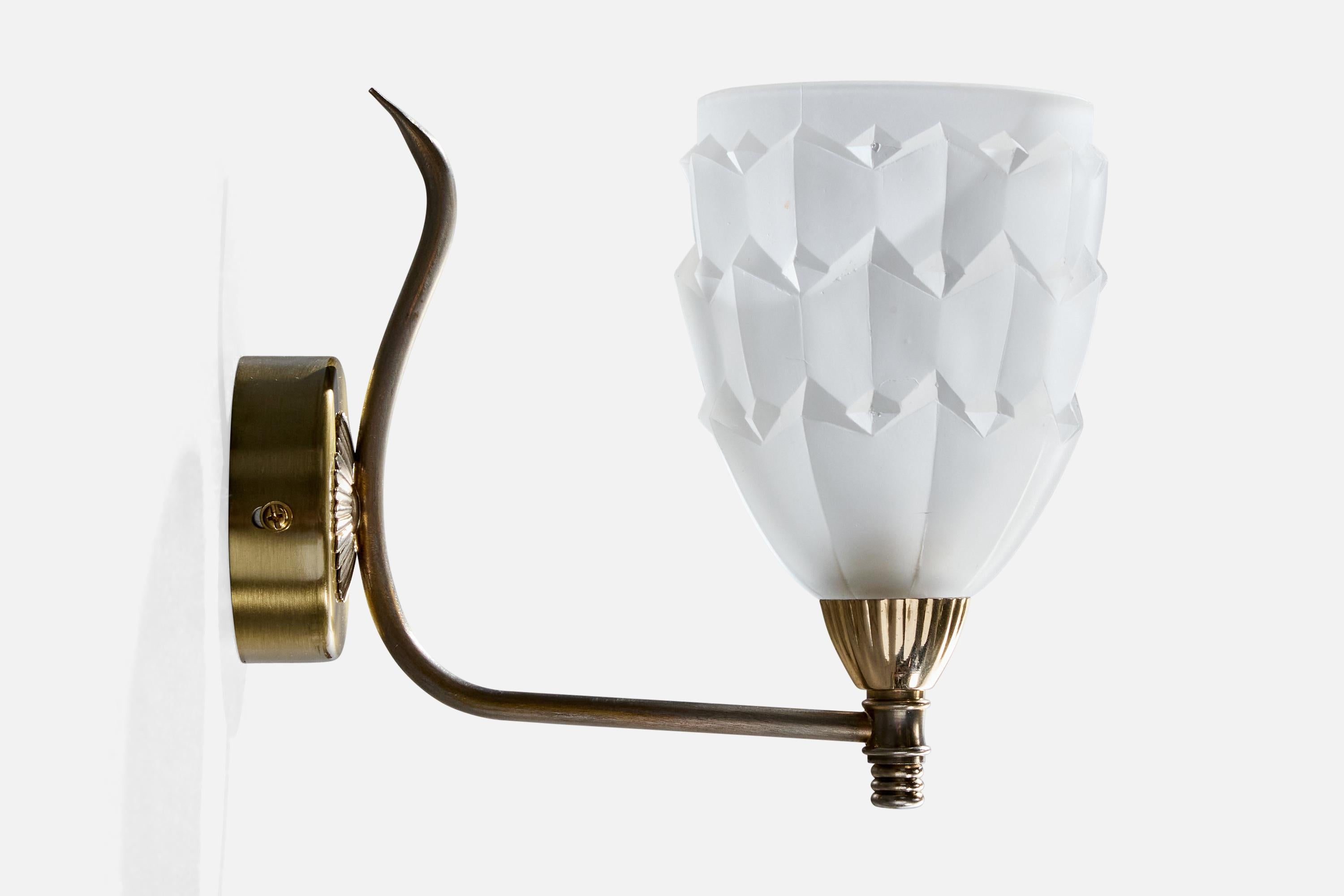 Designer francese, lampade da parete, ottone, vetro, Francia, anni '1950 In condizioni buone in vendita a High Point, NC