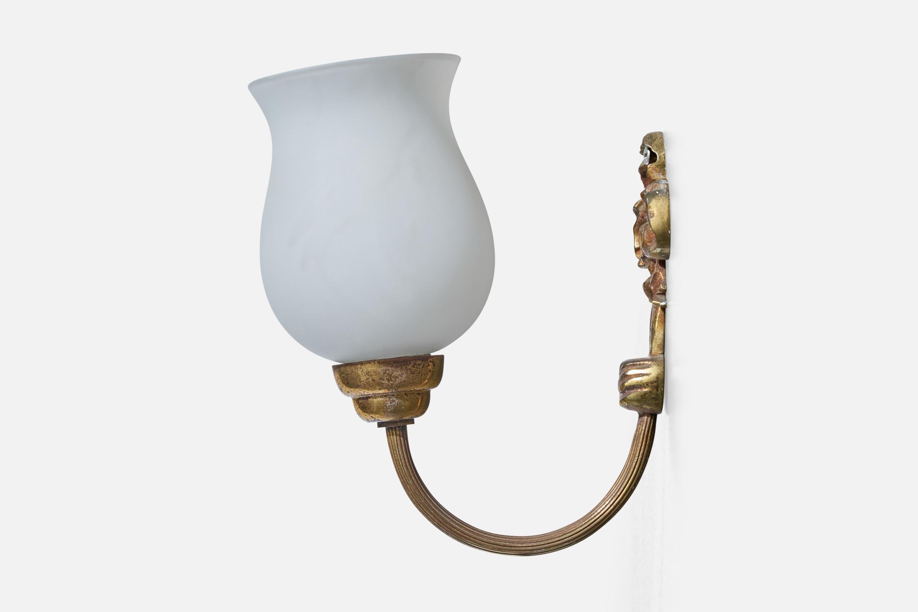 Metà XX secolo Designer francese, lampade da parete, ottone, vetro, Francia, anni '1950 in vendita