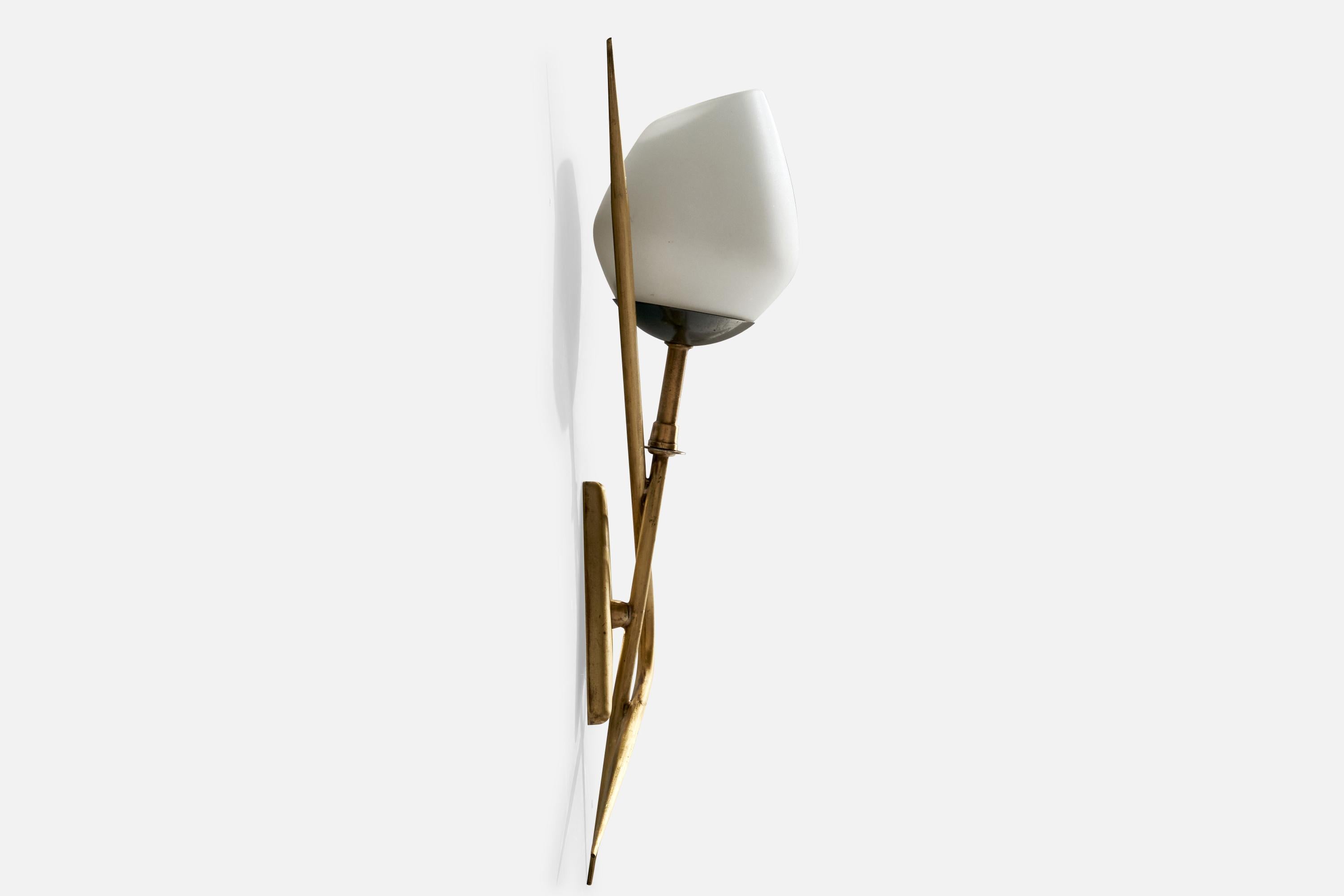 Französischer Designer, Wandleuchten, Messing, Glas, Frankreich, 1950er Jahre im Angebot 1