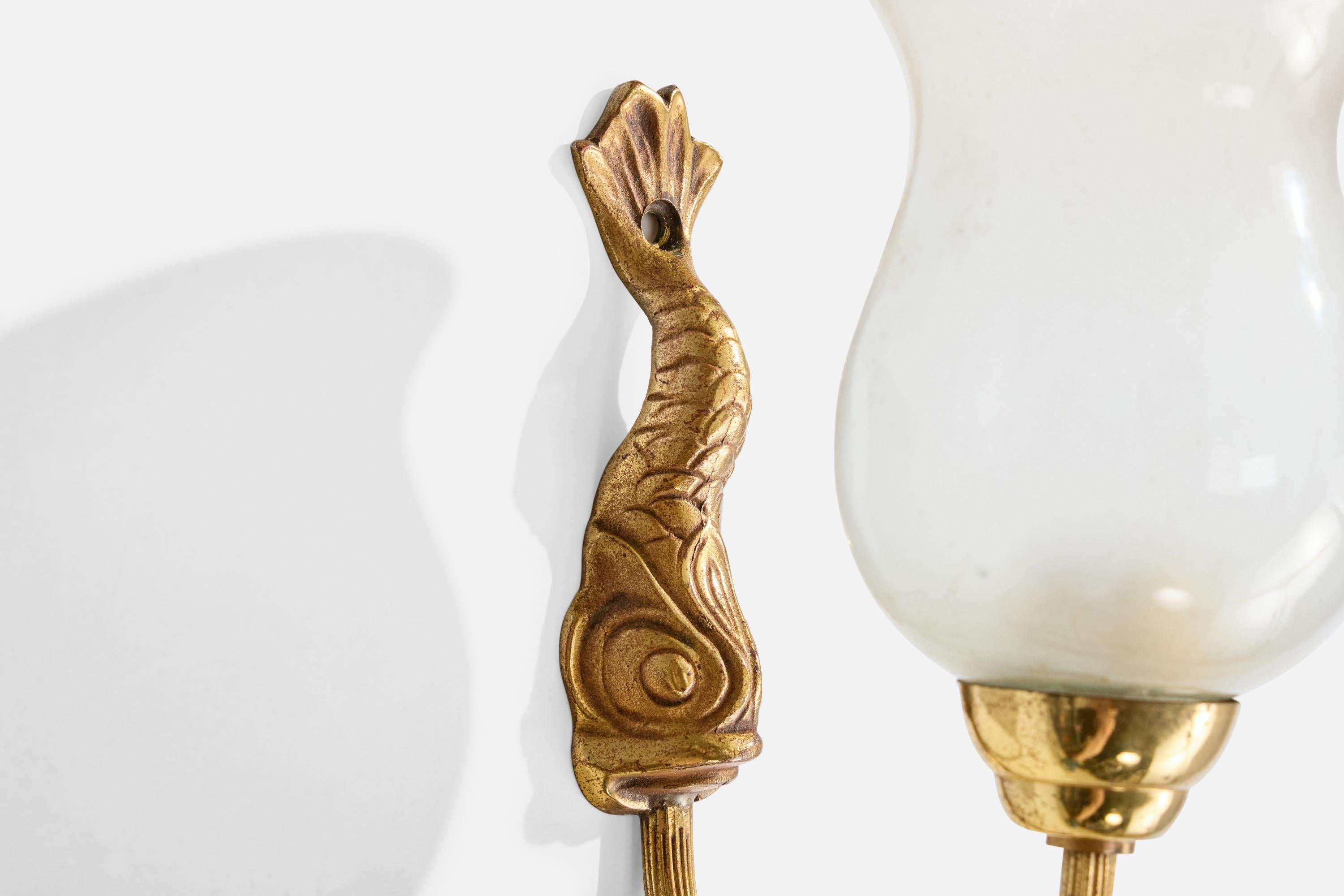 Französischer Designer, Wandleuchten, Messing, Glas, Frankreich, 1950er Jahre im Angebot 1