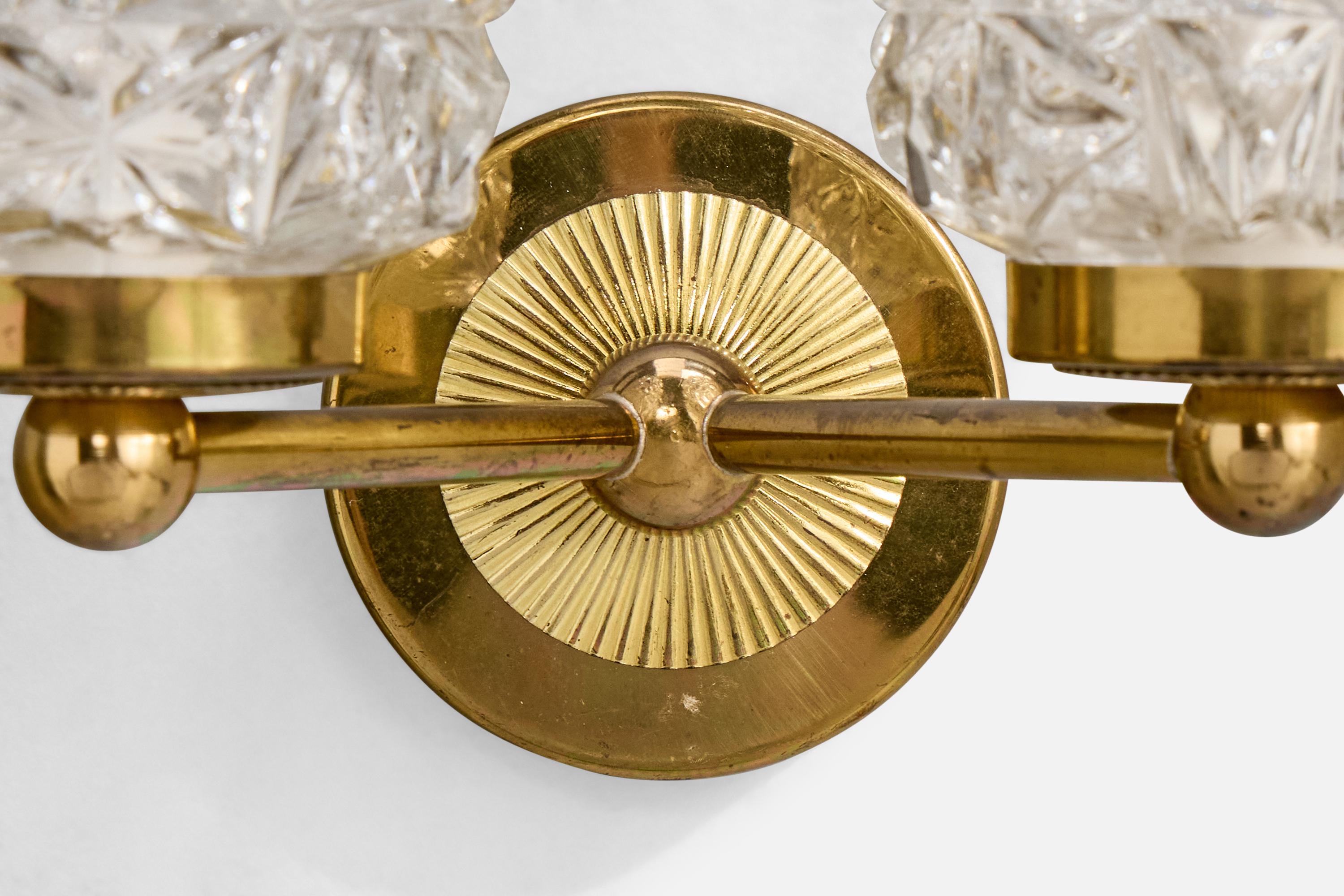 Milieu du XXe siècle Design/One, appliques, laiton, verre, France, années 1950 en vente