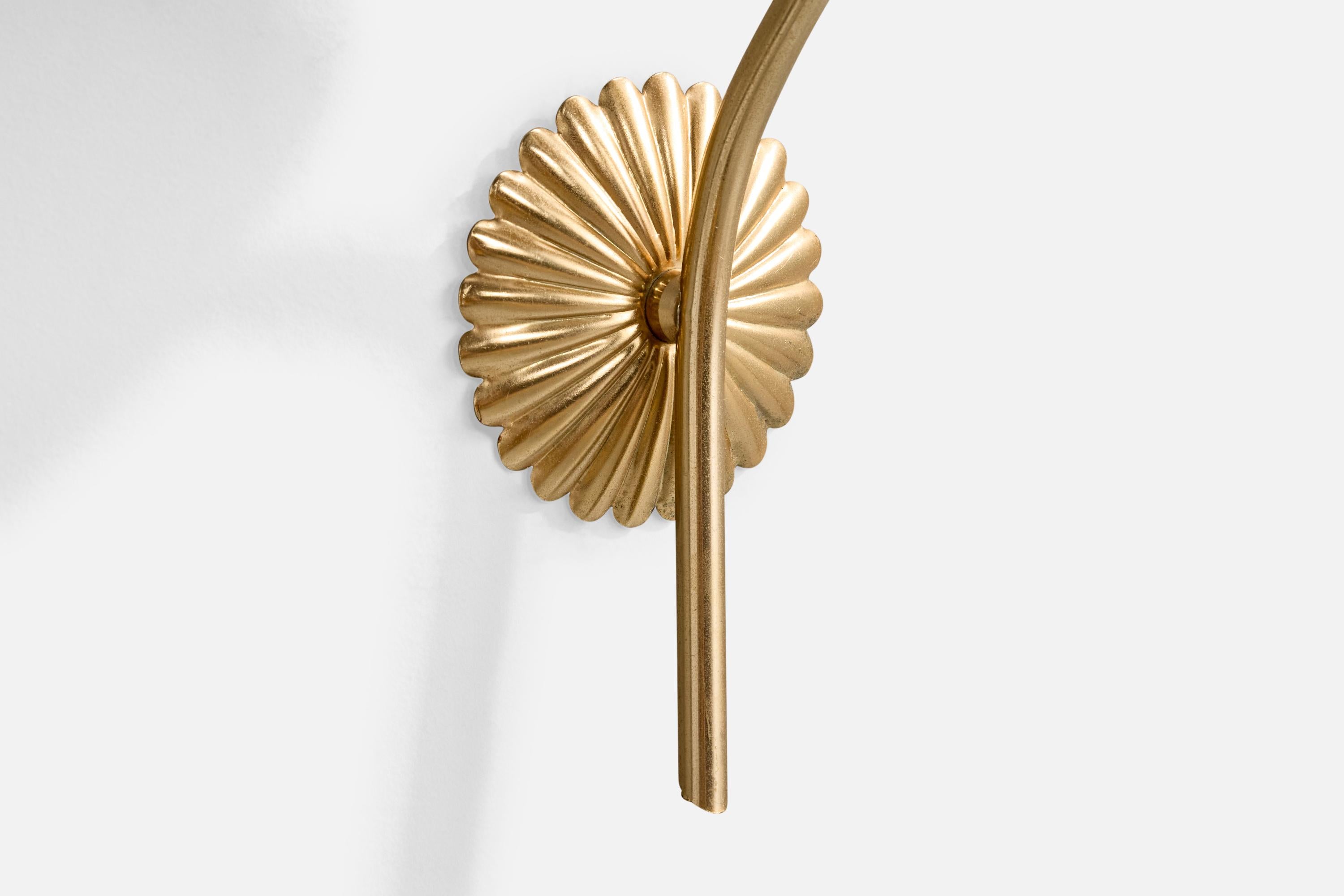 Milieu du XXe siècle Design/One, appliques, laiton, verre, France, années 1950 en vente